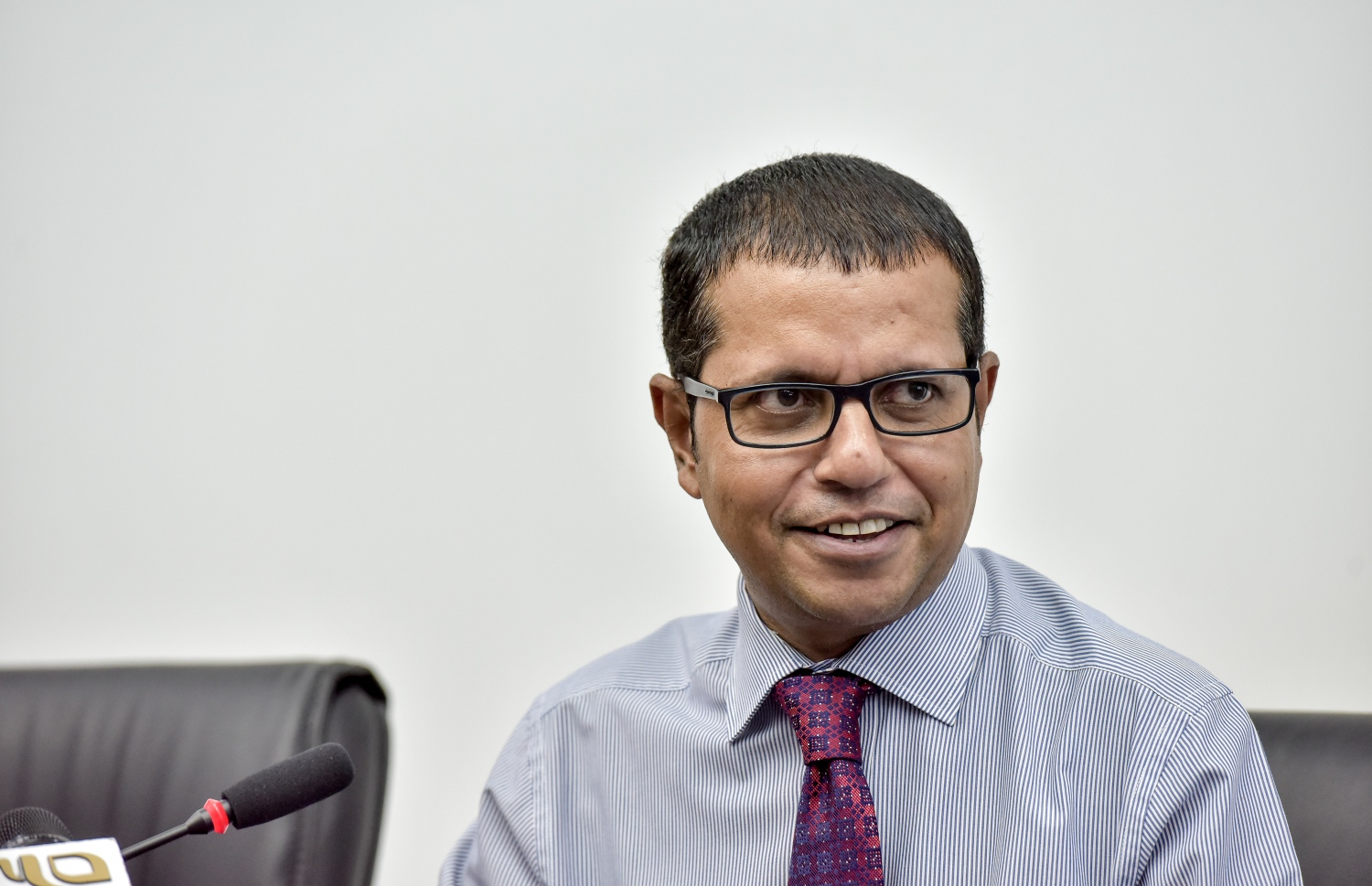 އެމްއެމްއޭގެ ގަވަރުނަރު އަޒީމާގެ ފިރިކަލުން އަދި ރާއްޖޭގެ ފޮރިން ސެކްރެޓަރީ ޑރ. އަލީ ނަސީރު: އދ. ގެ ދާއިމީ މަންދޫބު ކަމަށާއި އެމެރިކާ އާއި ކެނެޑާ އަށް ކަނޑައަޅާ ސަފީރު ކަމަށް އޭނާ އައްޔަން ކުރަން ވަނީ ހުށަހަޅުއްވާފައި.---ފޮޓޯ: ނިޝާން އަލީ/މިހާރު