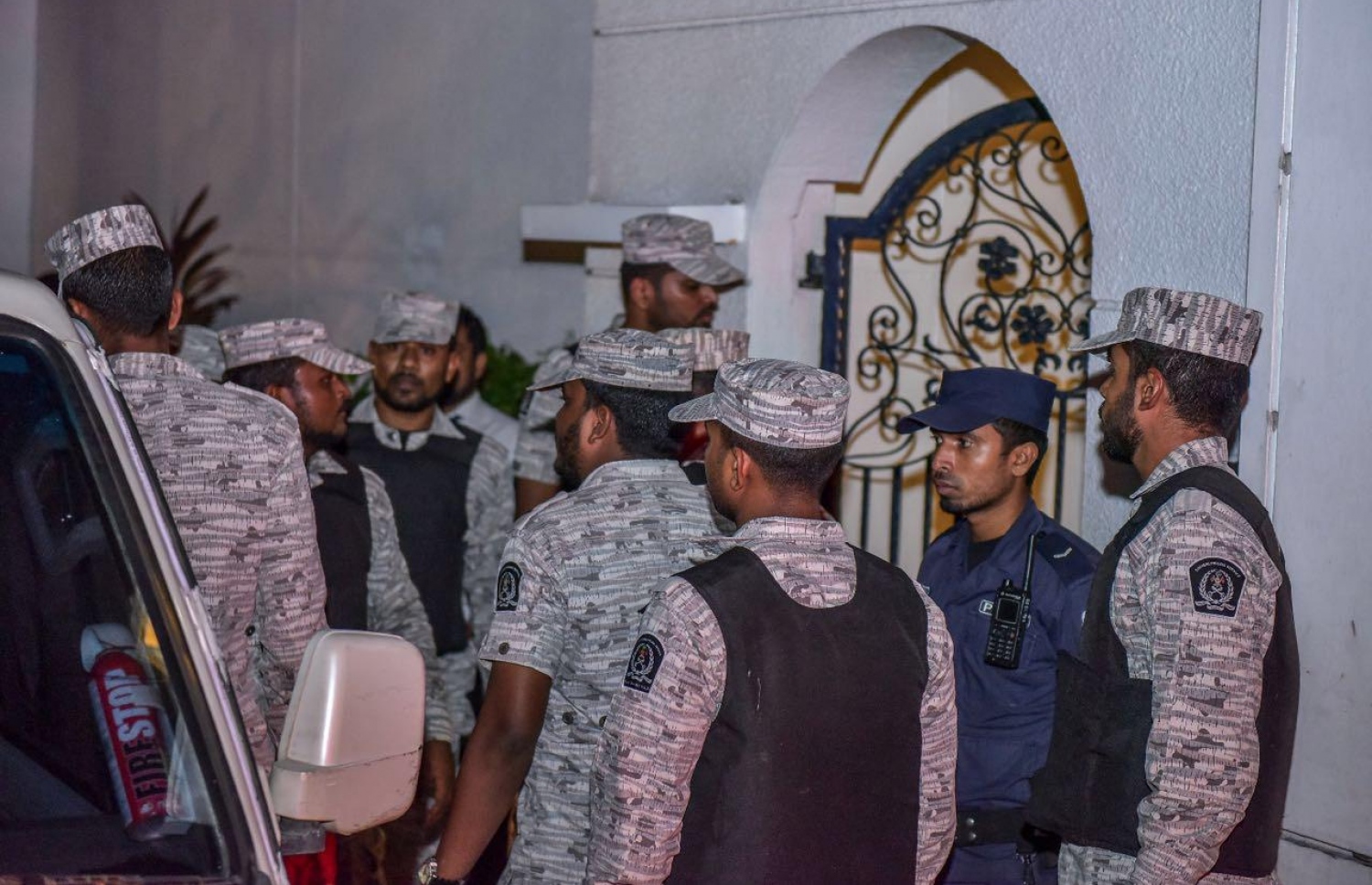 އަފްރާޝީމް އަލީގެ މަރުގެ މައްސަލާގައި މަރުގެ ހުކުމް އައިސްފައިވާ ހުސެމް ހުމާމް ސުޕްރީމް ކޯޓަށް ހާޒިރު ކުރި އިރު ފުލުހުންނާއި ޑީޕީއާރްއެސްގެ އޮފިސަރުން ސަލާމަތީ ކަންތައް ބަލަހައްޓަނީ. -- ފޮޓޯ: ނިޝާން އަލީ