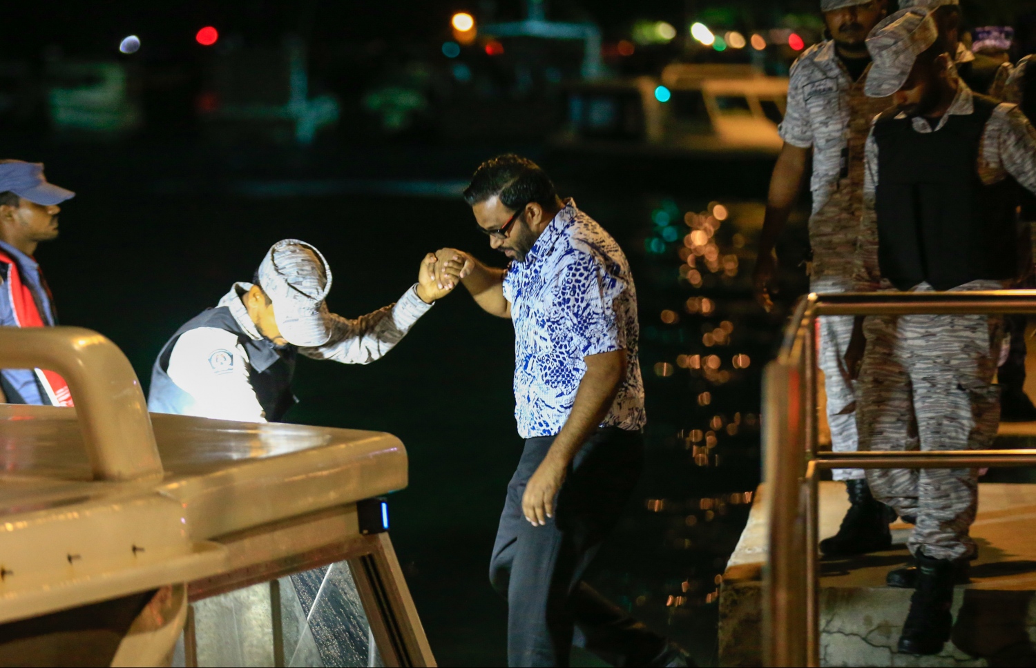 އަދީބު ޖަލުގައި ހައްޔަރުކޮށްފައި ހުރި ދުވަސްވަރު، މާލެ ގެނެސް އަނބުރާ ގެންދަން ލޯންޗަށް އަރުވަނީ: އޭނާ މިހާރު ހުންނެވީ ގޭގައި