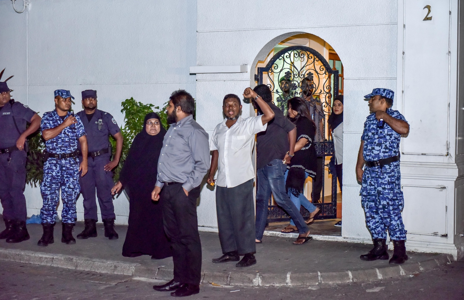 ހުމާމަށް ހުކުމް ކުރުމަށް މިދިޔަ ބުރާސްފަތިދުވަހުގެ ރޭ ސުޕްރީމް ކޯޓުގައި ބޭއްވި ޝަރީއަތަށް ފަހު، އޭނާގެ އާއިލާގެ ބައެއް މީހުން ކޯޓު ކައިރީގައ --ފޮޓޯ: ނިޝާން އަލީ/މިހާރު