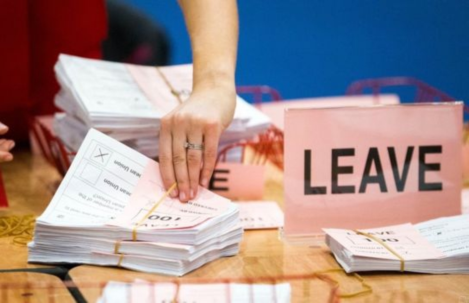 ވޯޓު ގުނުމުގެ މަސައްކަތް ކުރަނީ: ޚިޔާލު ހޯދުމުގެ ވޯޓުގައި ގިނަ މީހުން ބޭނުންވީ އީޔޫ އިން އިނގިރޭސިން ވަކިވުމަށް. --ފޮޓޯ:ބީބީސީ