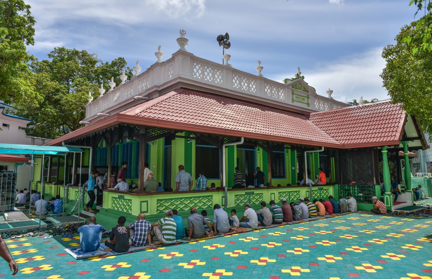 މާލެ، ޖޫން 24، 2016: މާލޭގެ މިސްކިތްތަކުގައި ޖޫން 24، 2016 ގައި ހުކުރު ނަމާދު ކުރަނީ: ރޯދަ މަސް ދެ ބައިވެފައި ވާއިރު، ކޮންމެ ހުކުރު ދުވަހެއްގެ ހުކުރު ވަގުތު ހުރިހާ މިސްތިތެއްހެން އޮންނަނީ ފުރި ބާރުވެފައި.-- ފޮޓޯ: ނިޝާން އަލީ/ މިހާރު