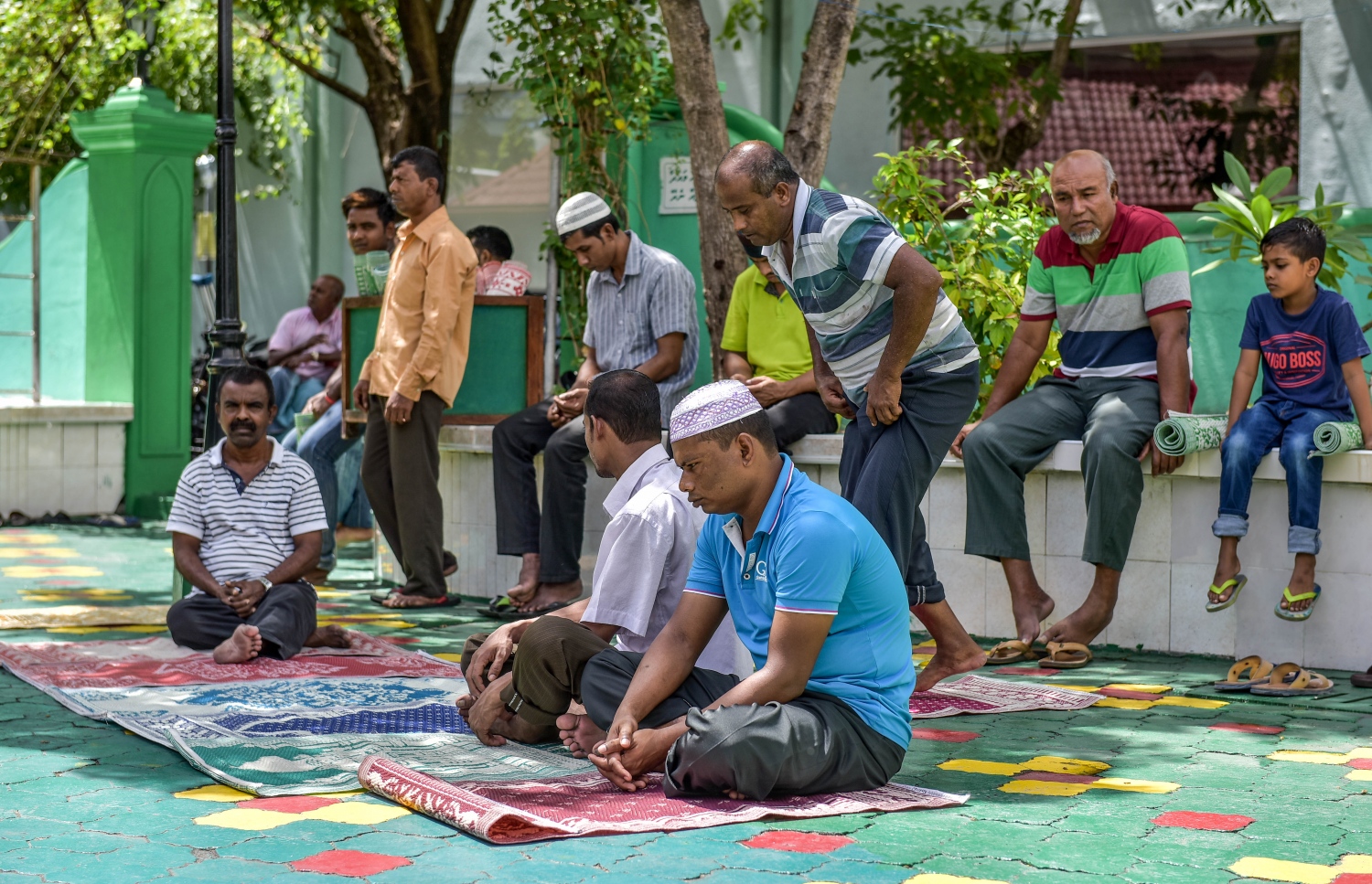 މާލެ، ޖޫން 24، 2016: މާލޭގެ މިސްކިތްތަކުގައި ޖޫން 24، 2016 ގައި ހުކުރު ނަމާދު ކުރަނީ: ރޯދަ މަސް ދެ ބައިވެފައި ވާއިރު، ކޮންމެ ހުކުރު ދުވަހެއްގެ ހުކުރު ވަގުތު ހުރިހާ މިސްތިތެއްހެން އޮންނަނީ ފުރި ބާރުވެފައި.-- ފޮޓޯ: ނިޝާން އަލީ/ މިހާރު