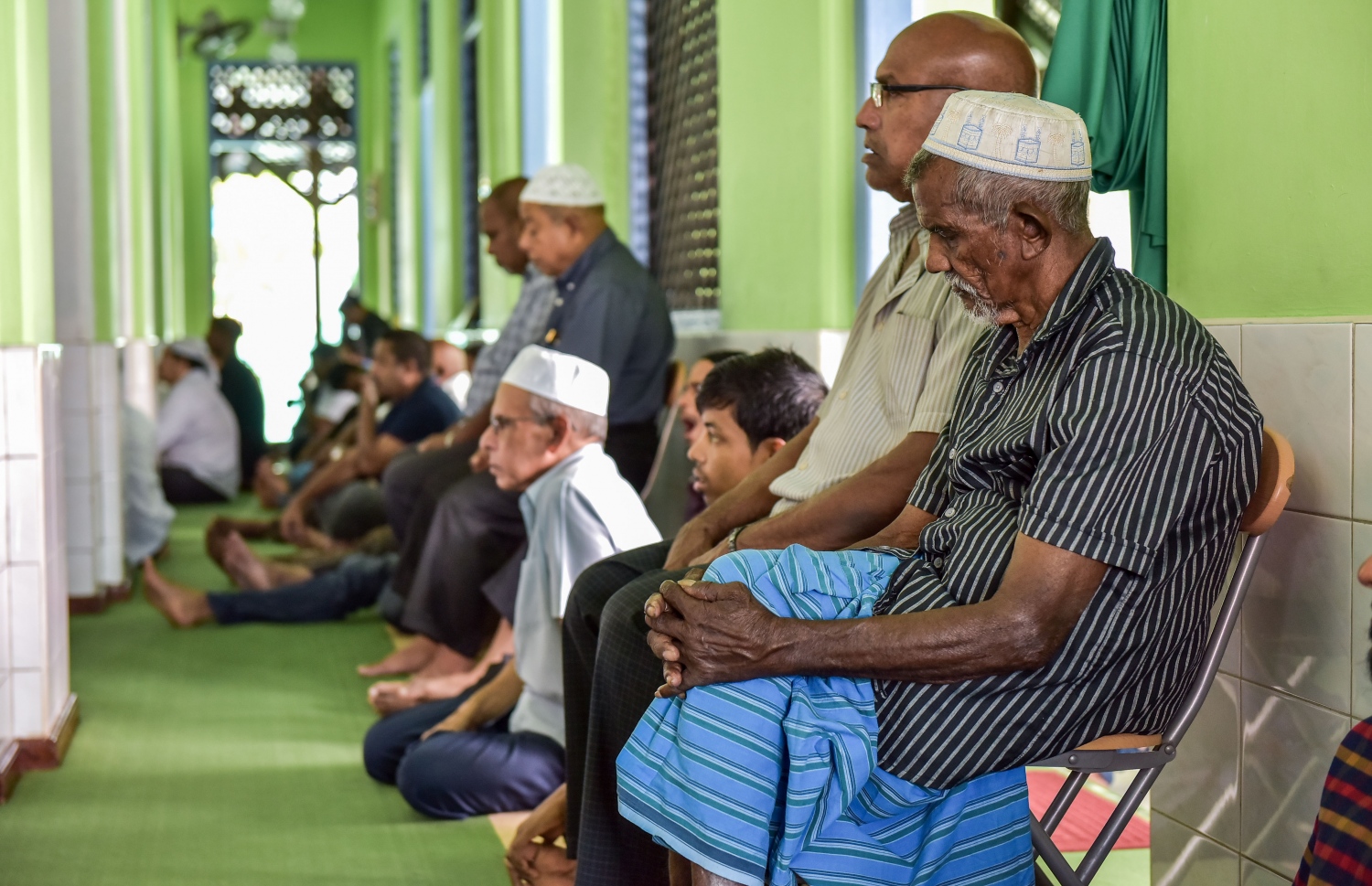 މާލެ، ޖޫން 24، 2016: މާލޭގެ މިސްކިތްތަކުގައި ޖޫން 24، 2016 ގައި ހުކުރު ނަމާދު ކުރަނީ: ރޯދަ މަސް ދެ ބައިވެފައި ވާއިރު، ކޮންމެ ހުކުރު ދުވަހެއްގެ ހުކުރު ވަގުތު ހުރިހާ މިސްތިތެއްހެން އޮންނަނީ ފުރި ބާރުވެފައި.-- ފޮޓޯ: ނިޝާން އަލީ/ މިހާރު