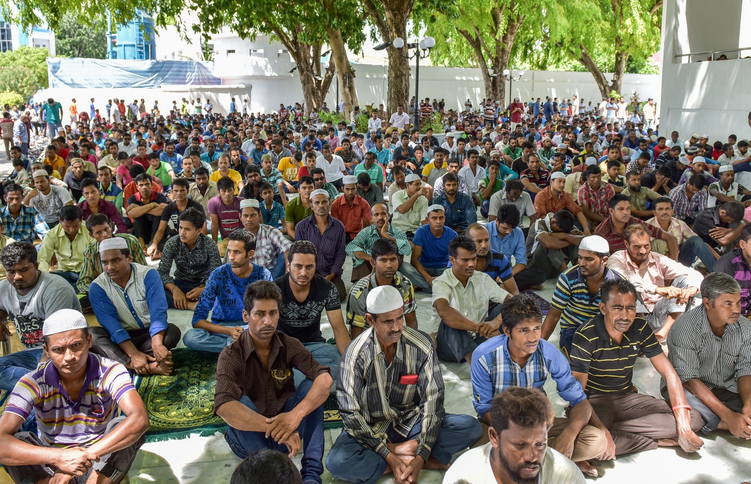 މާލެ، ޖޫން 24، 2016: މާލޭގެ މިސްކިތްތަކުގައި ޖޫން 24، 2016 ގައި ހުކުރު ނަމާދު ކުރަނީ: ރޯދަ މަސް ދެ ބައިވެފައި ވާއިރު، ކޮންމެ ހުކުރު ދުވަހެއްގެ ހުކުރު ވަގުތު ހުރިހާ މިސްތިތެއްހެން އޮންނަނީ ފުރި ބާރުވެފައި.-- ފޮޓޯ: ނިޝާން އަލީ/ މިހާރު