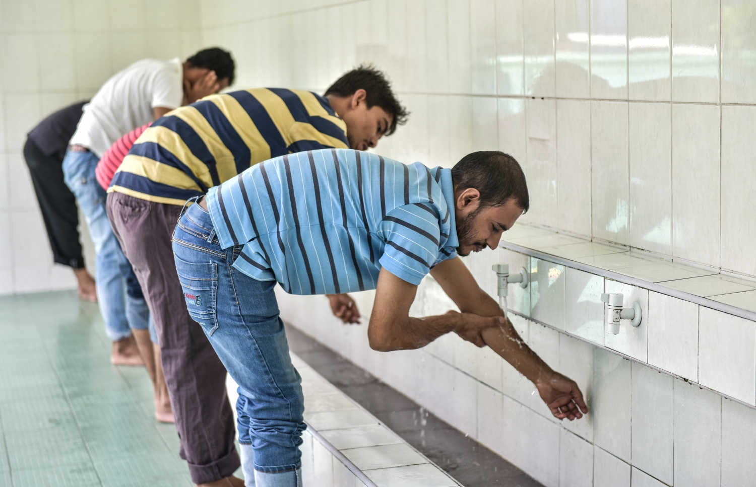 މާލެ، ޖޫން 24، 2016: މާލޭގެ މިސްކިތްތަކުގައި ޖޫން 24، 2016 ގައި ހުކުރު ނަމާދު ކުރަނީ: ރޯދަ މަސް ދެ ބައިވެފައި ވާއިރު، ކޮންމެ ހުކުރު ދުވަހެއްގެ ހުކުރު ވަގުތު ހުރިހާ މިސްތިތެއްހެން އޮންނަނީ ފުރި ބާރުވެފައި.-- ފޮޓޯ: ނިޝާން އަލީ/ މިހާރު