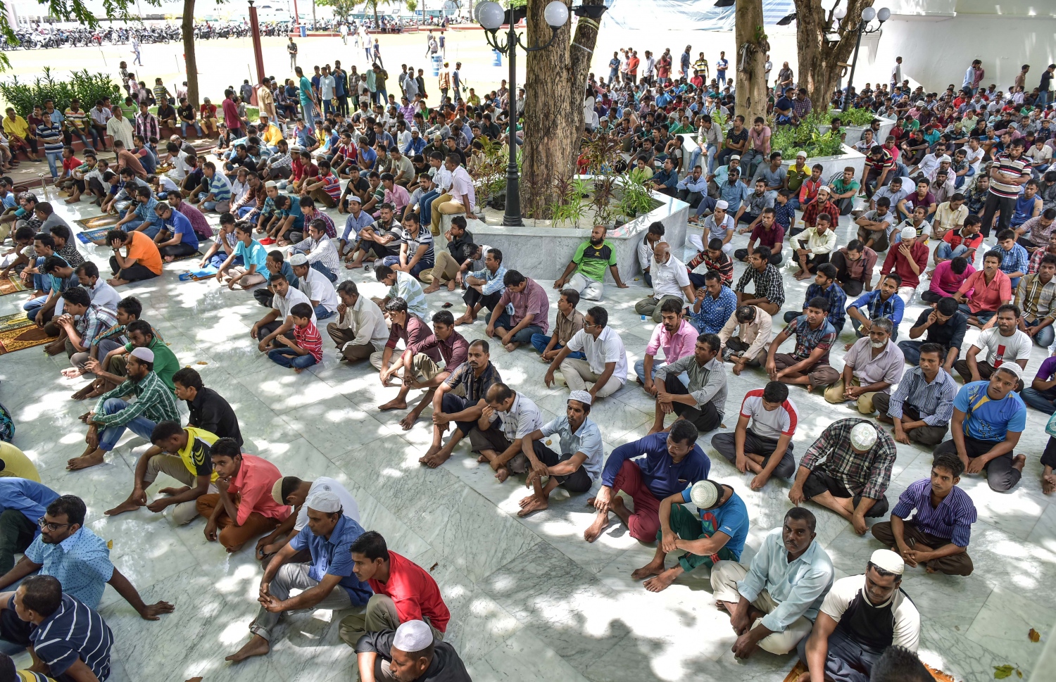 މާލެ، ޖޫން 24، 2016: މާލޭގެ މިސްކިތްތަކުގައި ޖޫން 24، 2016 ގައި ހުކުރު ނަމާދު ކުރަނީ: ރޯދަ މަސް ދެ ބައިވެފައި ވާއިރު، ކޮންމެ ހުކުރު ދުވަހެއްގެ ހުކުރު ވަގުތު ހުރިހާ މިސްތިތެއްހެން އޮންނަނީ ފުރި ބާރުވެފައި.-- ފޮޓޯ: ނިޝާން އަލީ/ މިހާރު