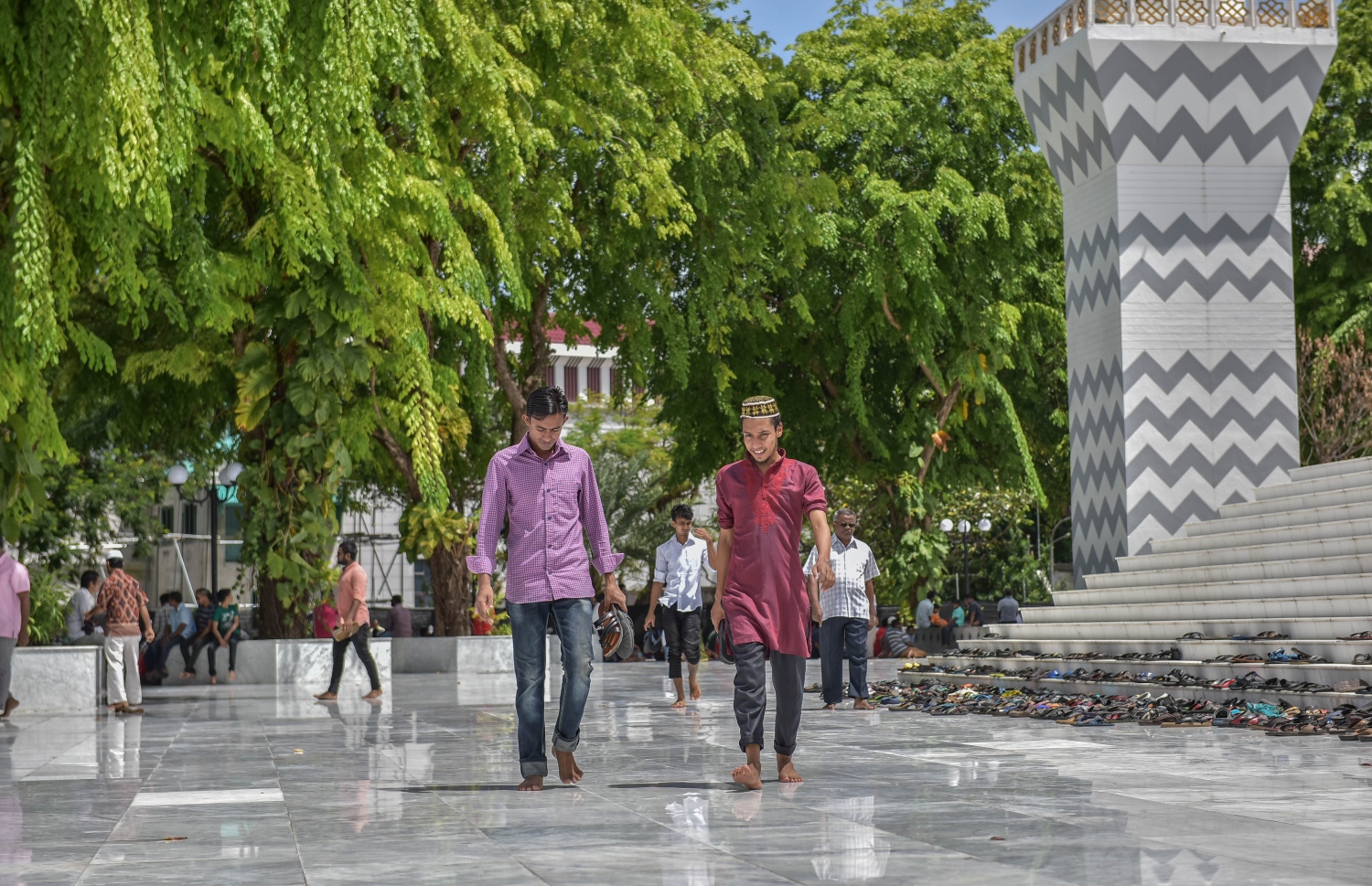 މާލެ، ޖޫން 24، 2016: މާލޭގެ މިސްކިތްތަކުގައި ޖޫން 24، 2016 ގައި ހުކުރު ނަމާދު ކުރަނީ: ރޯދަ މަސް ދެ ބައިވެފައި ވާއިރު، ކޮންމެ ހުކުރު ދުވަހެއްގެ ހުކުރު ވަގުތު ހުރިހާ މިސްތިތެއްހެން އޮންނަނީ ފުރި ބާރުވެފައި.-- ފޮޓޯ: ނިޝާން އަލީ/ މިހާރު