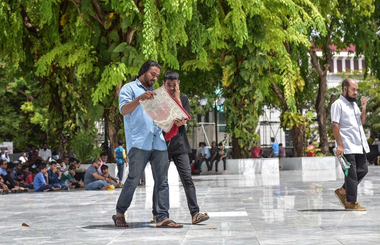 މާލެ، ޖޫން 24، 2016: މާލޭގެ މިސްކިތްތަކުގައި ޖޫން 24، 2016 ގައި ހުކުރު ނަމާދު ކުރަނީ: ރޯދަ މަސް ދެ ބައިވެފައި ވާއިރު، ކޮންމެ ހުކުރު ދުވަހެއްގެ ހުކުރު ވަގުތު ހުރިހާ މިސްތިތެއްހެން އޮންނަނީ ފުރި ބާރުވެފައި.-- ފޮޓޯ: ނިޝާން އަލީ/ މިހާރު