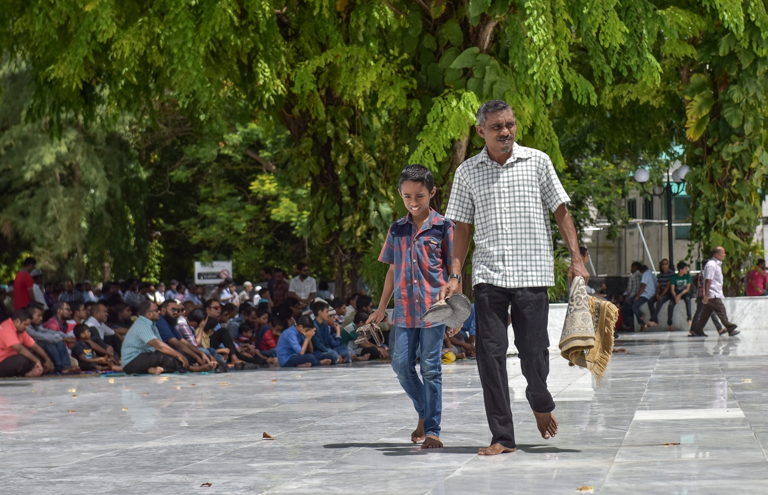 މާލެ، ޖޫން 24، 2016: މާލޭގެ މިސްކިތްތަކުގައި ޖޫން 24، 2016 ގައި ހުކުރު ނަމާދު ކުރަނީ: ރޯދަ މަސް ދެ ބައިވެފައި ވާއިރު، ކޮންމެ ހުކުރު ދުވަހެއްގެ ހުކުރު ވަގުތު ހުރިހާ މިސްތިތެއްހެން އޮންނަނީ ފުރި ބާރުވެފައި.-- ފޮޓޯ: ނިޝާން އަލީ/ މިހާރު