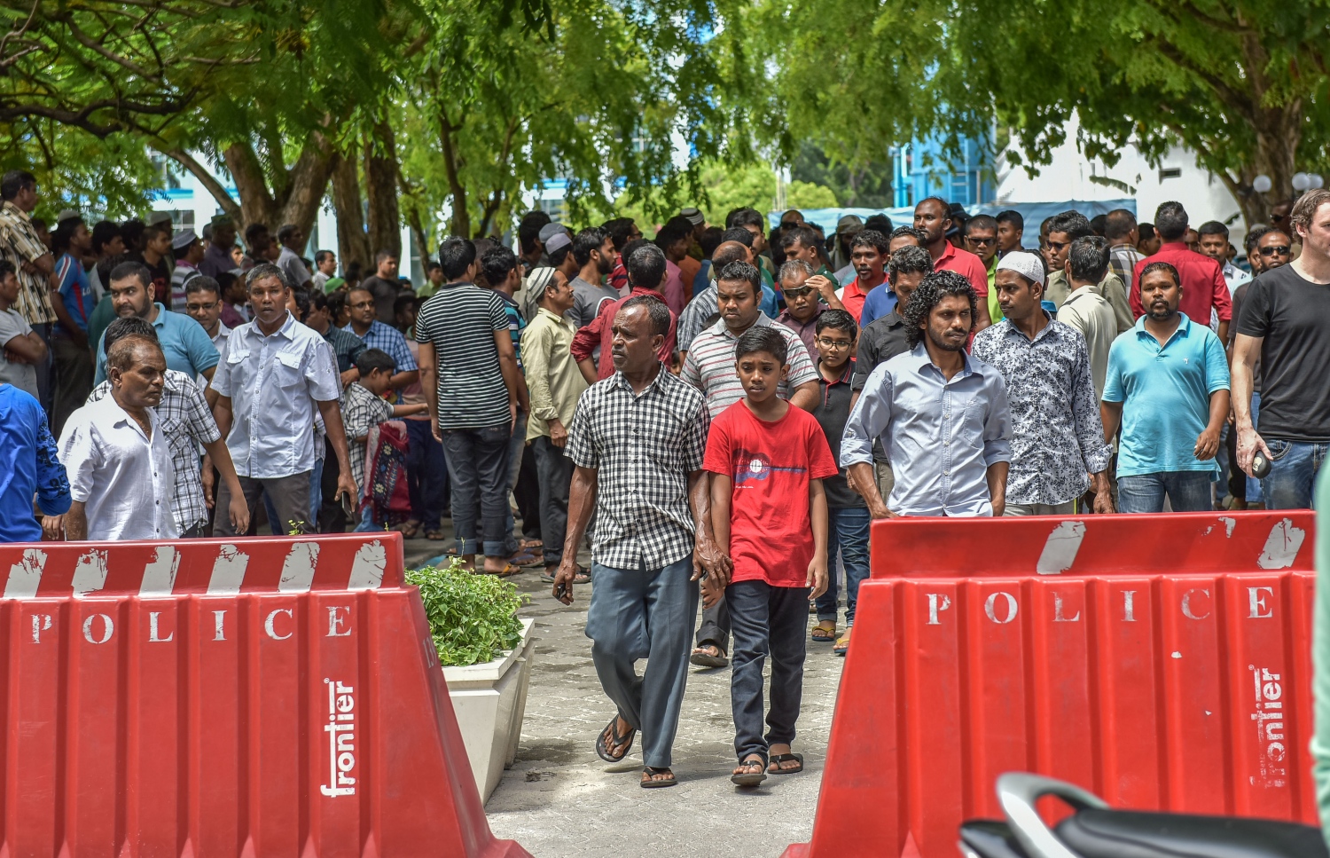 މާލެ، ޖޫން 24، 2016: މާލޭގެ މިސްކިތްތަކުގައި ޖޫން 24، 2016 ގައި ހުކުރު ނަމާދު ކުރަނީ: ރޯދަ މަސް ދެ ބައިވެފައި ވާއިރު، ކޮންމެ ހުކުރު ދުވަހެއްގެ ހުކުރު ވަގުތު ހުރިހާ މިސްތިތެއްހެން އޮންނަނީ ފުރި ބާރުވެފައި.-- ފޮޓޯ: ނިޝާން އަލީ/ މިހާރު