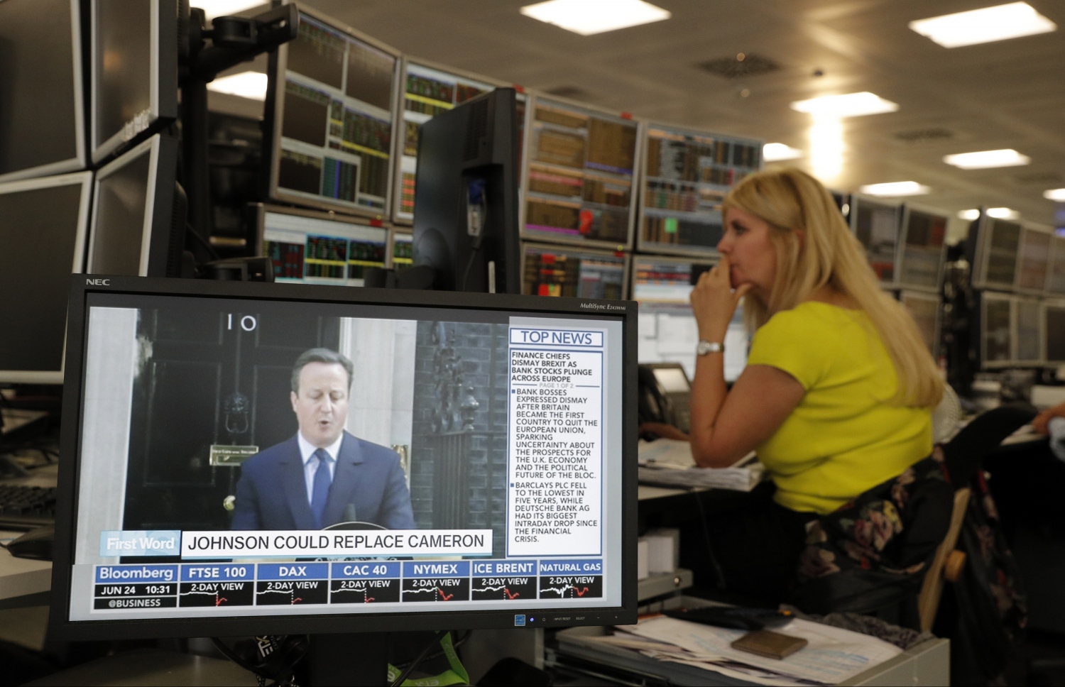 އީޔޫ ރިފަރެންޑަމްގެ ނަތީޖާއާ އެކު އީޓީއެކްސް ކެޕިޓަލްގެ މުވައްޒަފަކު މަސައްކަތުގައި. --ފޮޓޯ:އޭއެފްޕީ