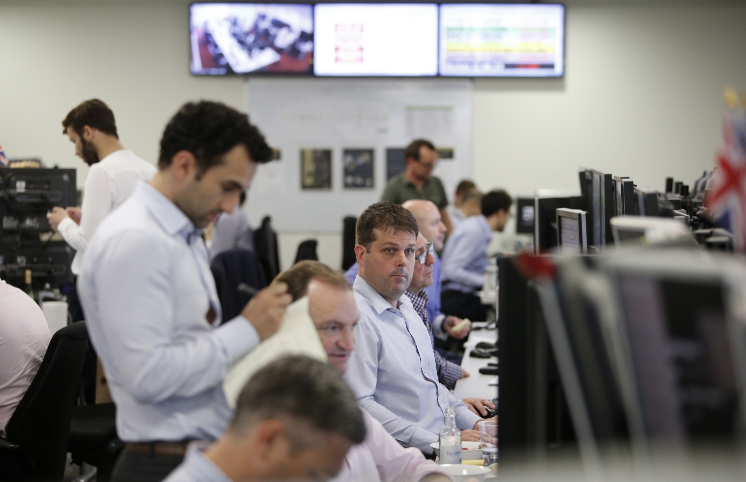 އީޔޫ ރިފަރެންޑަމްގެ ނަތީޖާއާ އެކު އީޓީސީ ކެޕިޓަލްގެ މުވައްޒަފުން މަސައްކަތުގައި. --ފޮޓޯ:އޭއެފްޕީ