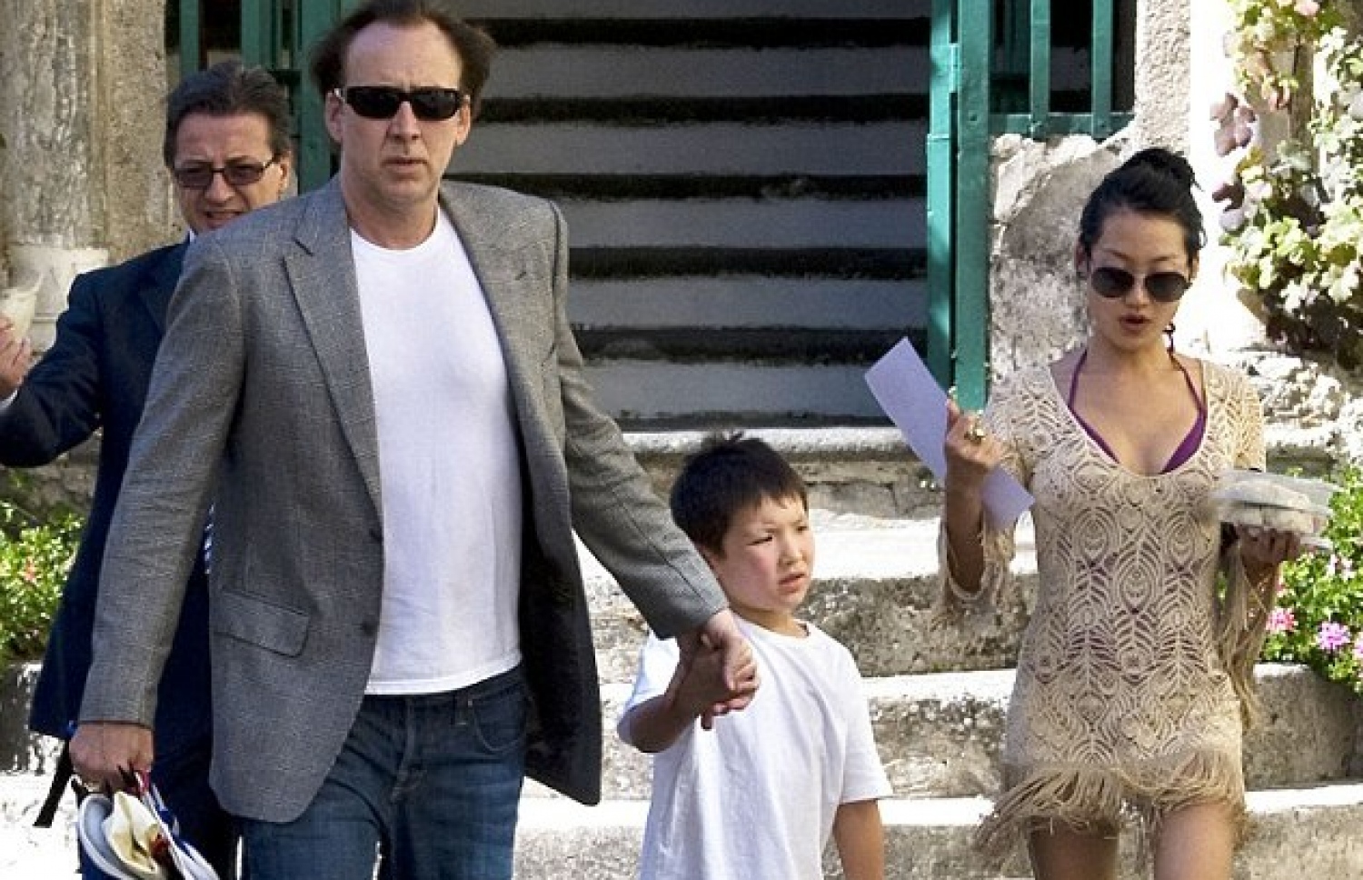 ކޭޖާއި އެލިސް އެ މީހުންގެ ދަރިފުޅާ އެކު.