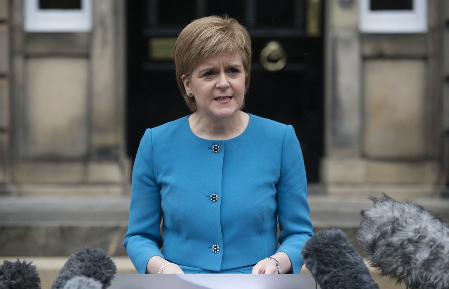 ސްކޮޓްލެންޑުގެ ފަސްޓް މިނިސްޓަރު އަދި ސްކޮޓިޝް ނޭޝަނަލް ޕާޓީގެ ލީޑަރު ނޫސްވެރިންނާ ވާހަކަ ދައްކަވަނީ. --ފޮޓޯ:އޭއެފްޕީ