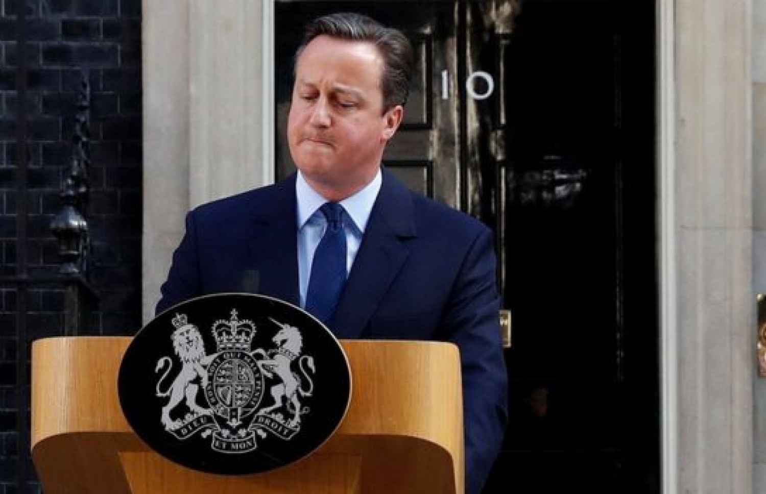 ބޮޑު ވަޒީރު ޑޭވިޑް ކެމަރަން ރަސްމީ ގެކޮޅުގެ ބޭރުގައި ވާހަކަ ދައްކަވަނީ. --ފޮޓޯ:ބީބީސީ