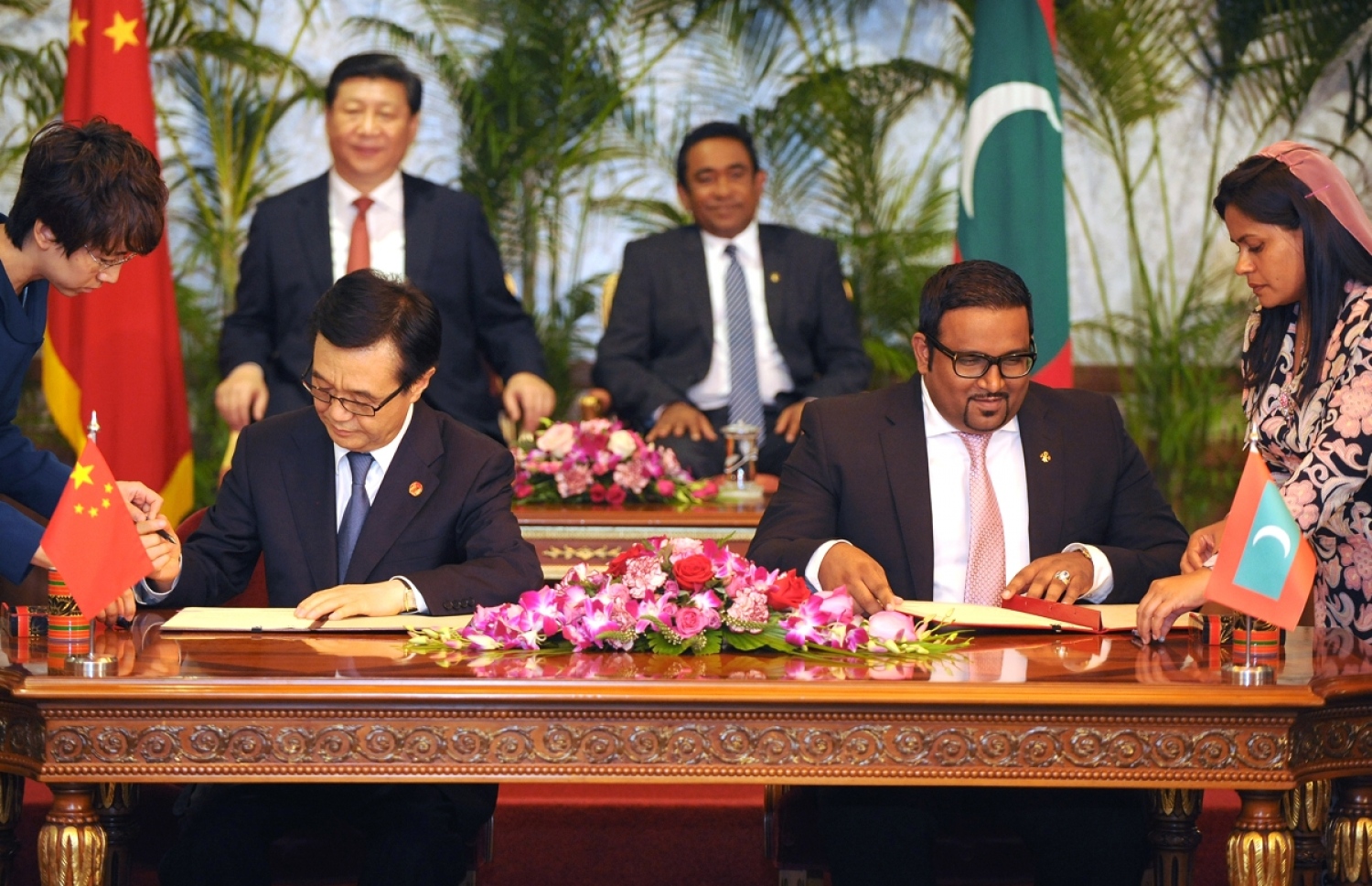 ބްރިޖުގެ ފީސިބިލިޓީ ދިރާސާ ހަދަން އެހީ ދިނުމާ ގުޅޭ އެއްބަސްވުމުގައި މިދިޔަ ސެޕްޓެމްބަރު މަހު އަދީބު ސޮއި ކުރައްވަނީ.-- ފައިލް ފޮޓޯ: ރައީސް އޮފީސް