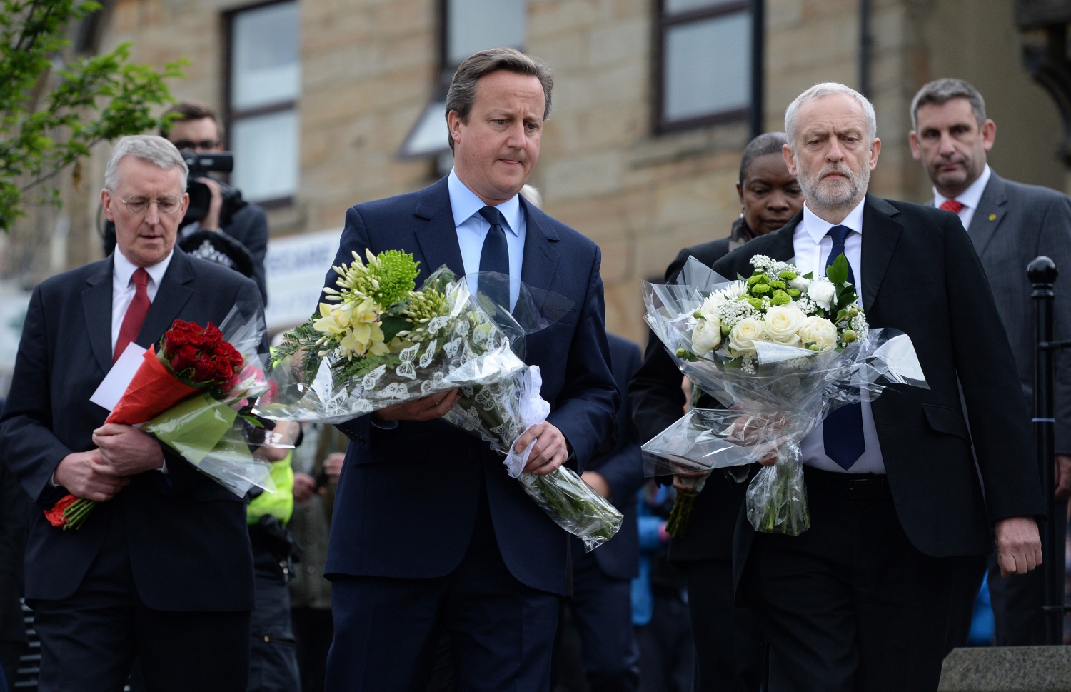 ބޮޑު ވަޒީރު ޑޭވިޑް ކެމަރަން (މ) ލޭބާ ޕާޓީގެ މެންބަރު ހިލަރީ ބެން (ވ) އަދި ލޭބާ ޕާޓީގެ ލީޑަރު ޖެރެމީ ކޯބީން. --ފޮޓޯ:އޭއެފްޕީ