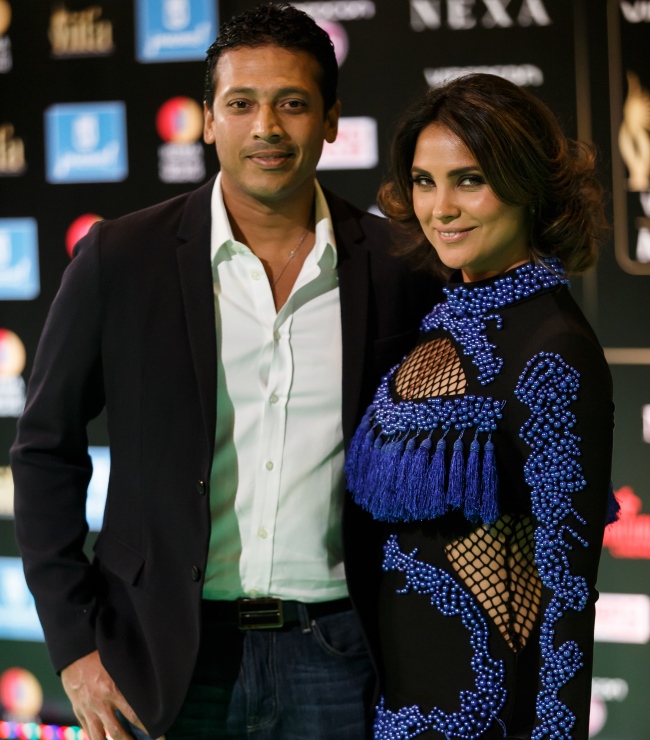 މެޑްރިޑް، ސްޕެއިން: ޖޫން 24، 2016: 17 ވަނަ އިންޓަނޭޝަނަލް އިންޑިއަން ފިލްމް އެވޯޑްސް (އައިފާ އެވޯޑްސް) ހަފްލާއަށް ބޮލީވުޑް އެކްޓްރެސް ލާރާ ދަތާ(ކ) އަދި ފިރިމީހާ/ޓެނިސް ކުޅުންތެރިޔާ މަލޭޝް ބުޕާތީ، ގްރީން ކާޕެޓުގައި ބައިވެރިވަނީ.-- ފޮޓޯ: އޭއެފްޕީ