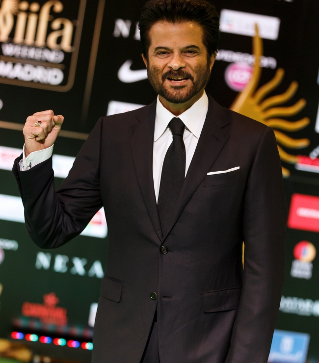 މެޑްރިޑް، ސްޕެއިން: ޖޫން 24، 2016: 17 ވަނަ އިންޓަނޭޝަނަލް އިންޑިއަން ފިލްމް އެވޯޑްސް (އައިފާ އެވޯޑްސް) ހަފްލާއަށް ބޮލީވުޑް އެކްޓަރު އަނިލް ކަޕޫރް ގްރީން ކާޕެޓުގައި ބައިވެރިވަނީ.-- ފޮޓޯ: އޭއެފްޕީ