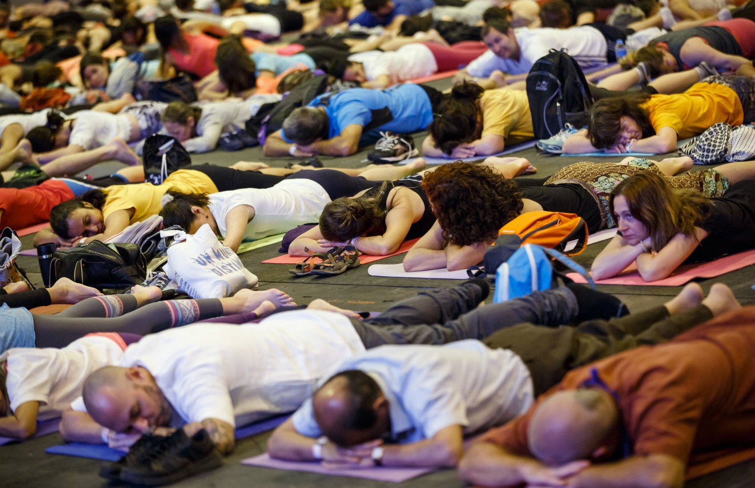 މެޑްރިޑް، ސްޕެއިން: ޖޫން 24، 2016: 17 ވަނަ އިންޓަނޭޝަނަލް އިންޑިއަން ފިލްމް އެވޯޑްސް (އައިފާ އެވޯޑްސް) ހަފްލާގެ ކުރިން ބައިވެރިން ޔޯގާ ފަރިތަކުރަނީ.-- ފޮޓޯ: އޭއެފްޕީ