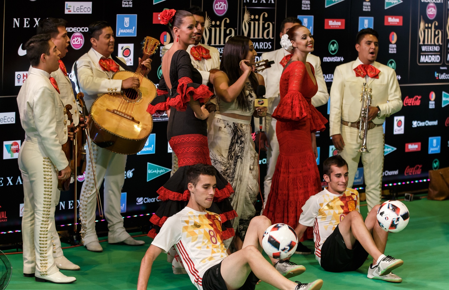 މެޑްރިޑް، ސްޕެއިން: ޖޫން 24، 2016: 17 ވަނަ އިންޓަނޭޝަނަލް އިންޑިއަން ފިލްމް އެވޯޑްސް (އައިފާ އެވޯޑްސް) ހަފްލާ ފެށުމުގެ ކުރިން މަރިއާޗިސް އިން އާއެކު އިންޑިއަން ޓީވީ އެންކާސް (މ)، ފުޓުބޯޅަ ކުޅުންތެރިންނާ އެކު ނެށުންތެރިން ސްޕޭނުގެ އަންދަލޫސިއަން ހެދުމުގައި ގްރީން ކާޕެޓުގައި ބައިވެރިވަނީ.-- ފޮޓޯ: އޭއެފްޕީ