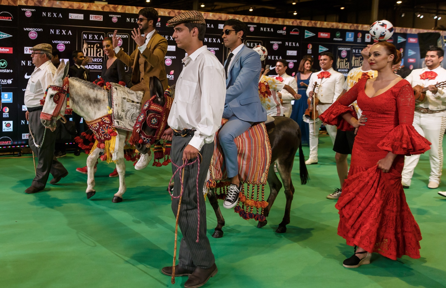 މެޑްރިޑް، ސްޕެއިން: ޖޫން 24، 2016: 17 ވަނަ އިންޓަނޭޝަނަލް އިންޑިއަން ފިލްމް އެވޯޑްސް (އައިފާ އެވޯޑްސް) ހަފުލާ ފެށުމުގެ ކުރިން ބޮލީވުޑްގެ އެކްޓަރުން ޝާހިދް ކަޕޫރް (ވ-2) އަދި ފަރްހާން އަކްތަރް (މ)، ގްރީން ކާޕެޓްގައި ބައިވެރިވަނީ.-- ފޮޓޯ: އޭއެފްޕީ