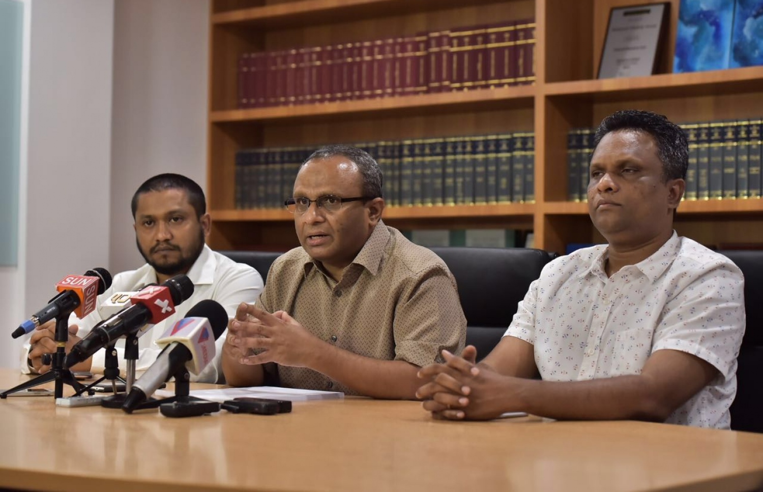 ނާޒިމްގެ ވަކީލް ހުސްނުއް ސުއޫދު (މ) އަދި ކޮއްކޮ އާދަމް އާޒިމް (ވ) ނޫސްވެރިންނާ ވާހަކަ ދައްކަވަނީ: ދިފާއީ ވަކީލުންނަށް އެކަށީގެންވާ ފުރުސަތު ދީފައި ނުވާ ކަމަށް ވޯކިން ގްރޫޕުން ބުނޭ.-- ފައިލް ފޮޓޯ: ނިޝާން އަލީ/ މިހާރު