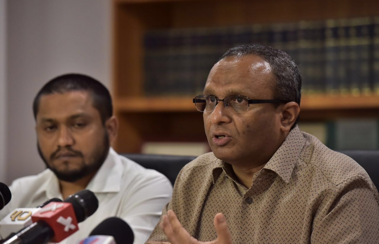 ނާޒިމްގެ ކޮޓަރިން ފެނުނު ފިސްތޯލައިން އަދީބުގެ ޑީއެންއޭ ފެނުނު މައްސަލައާ ގުޅޭ ގޮތުން، ނާޒިމްގެ ވަކީލު މިދިޔަ ބުދަދުވަހުގެ ރޭ ނޫސްވެރިންނާ ވާހަކަ ދައްކަވަނީ: އަދީބުގެ ޑީއެންއޭ ފެނުމާ ގުޅިގެން، ނާޒިމް ވަގުތުން މިނިވަންކުރަން ސުއޫދު ގޮވާލައްވާ.---ފޮޓޯ: ނިޝާން އަލީ/މިހާރު