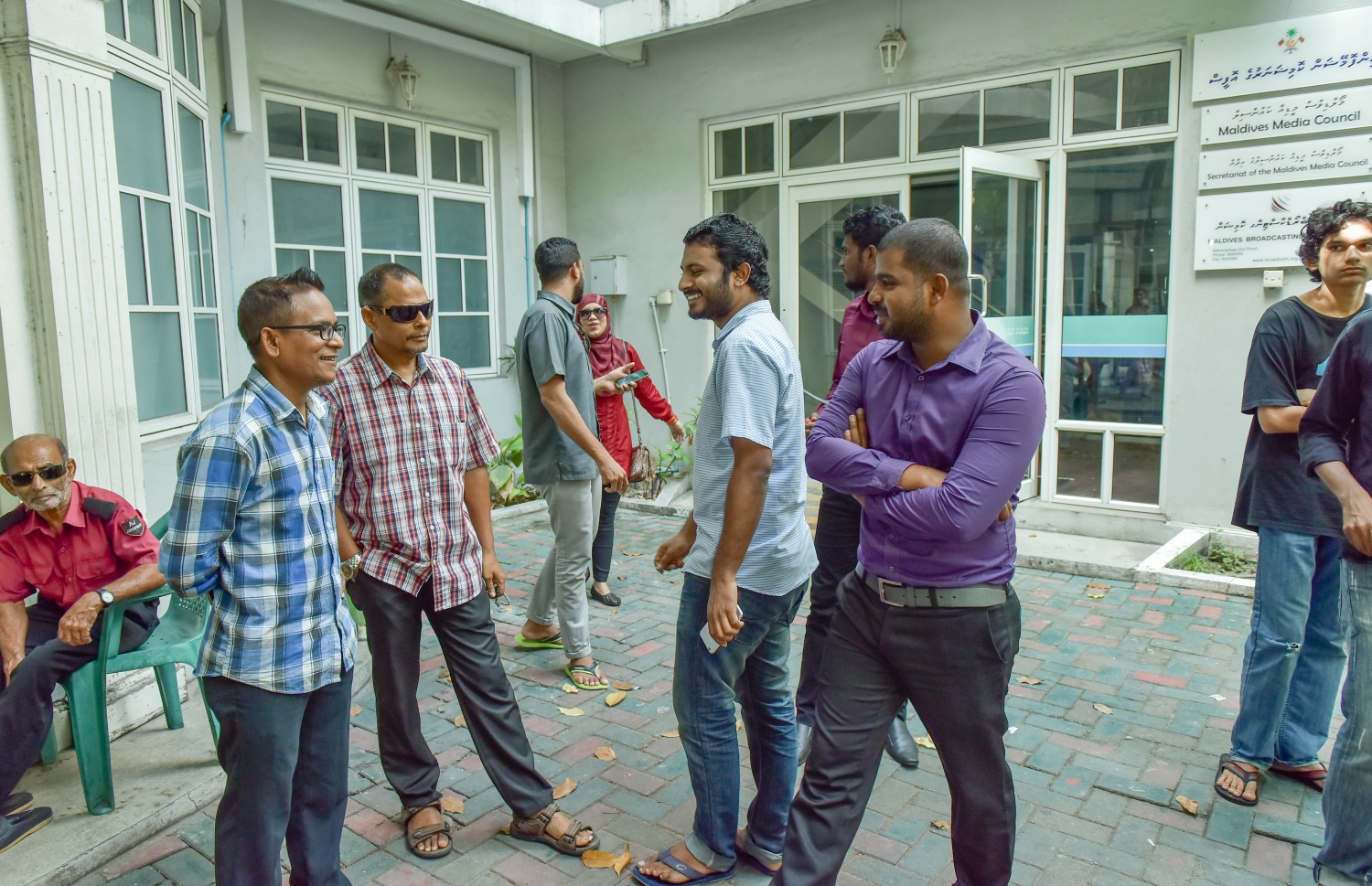 ސީއެންއެމް ހުއްޓުވާލުމުން ކަންބޮޑުވުންފާޅުކުރަން އެއްވި ނޫސްވެރިން އެމްއެމްސީ ގޯތިތެރޭގައި. --ފޮޓޯ: ނިޝާން އަލީ/ މިހާރު