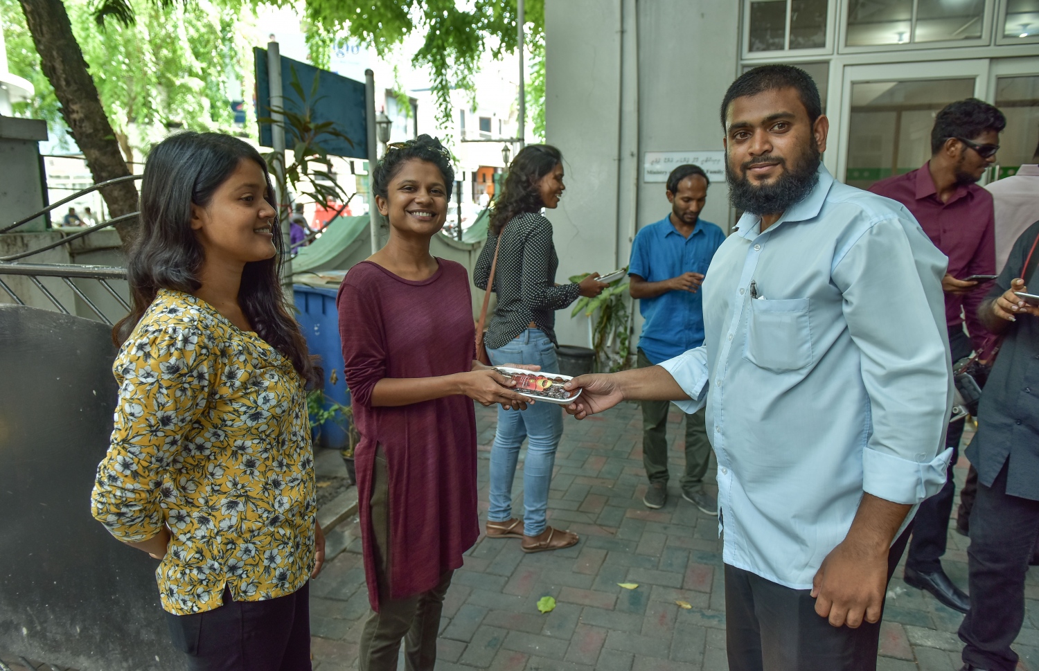 ސީއެންއެމް ހުއްޓުވާލުމުން ކަންބޮޑުވުންފާޅުކުރަން އެމްއެމްސީ އަށް އެއްވި ނޫސްވެރިންނަށް އެ ނޫހުގެ މުވައްޒަފުންގެ ފަރާތުން ކަދުރު ބަހަނީ. --ފޮޓޯ: ނިޝާން އަލީ