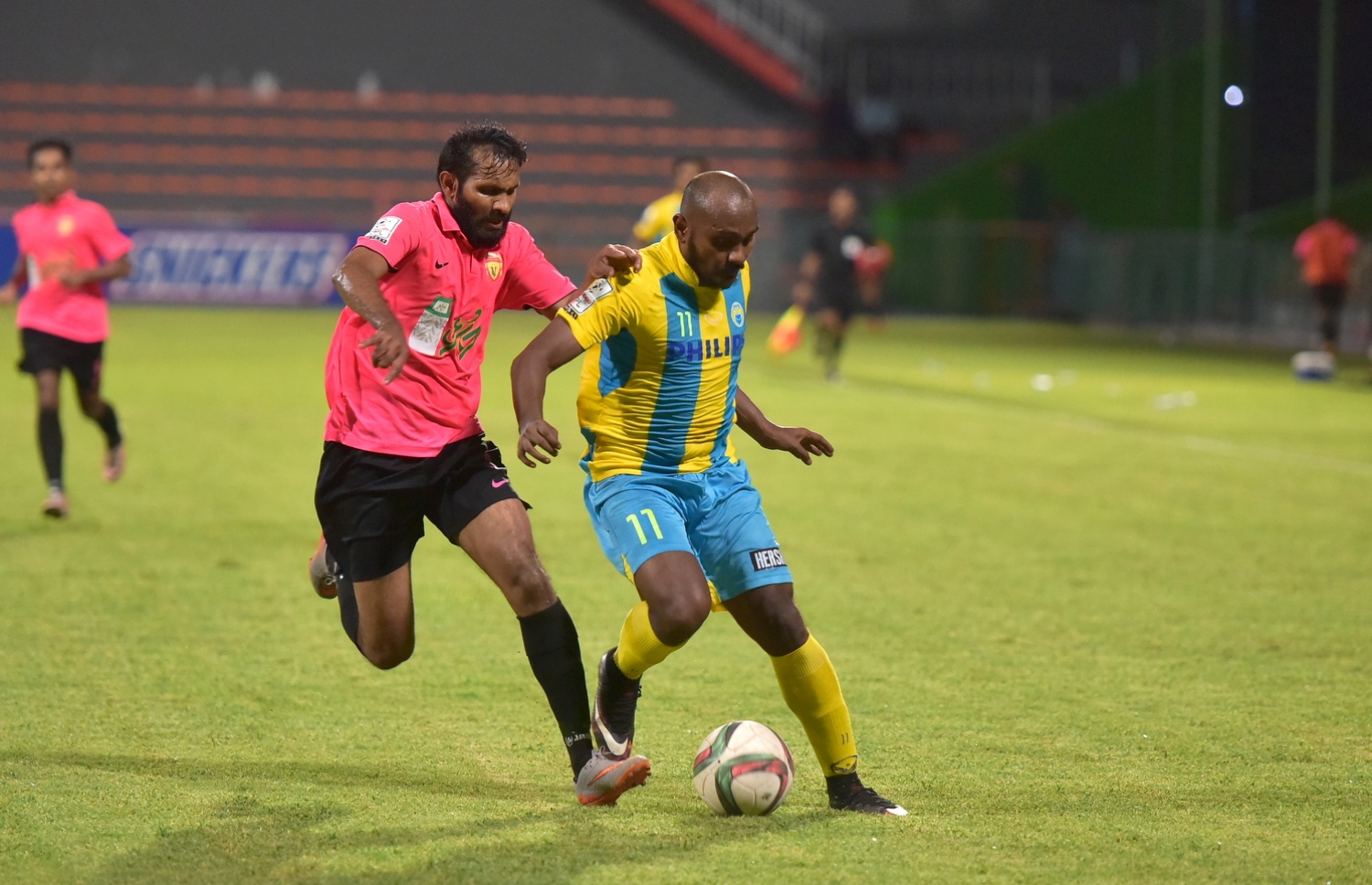 އުރީދޫ ދިވެހި ޕްރިމިއާ ލީގުގައި މިރޭ ވެލެންސިއާގެ ފުހެއިދު (ކ) ޔުނައިޓެޑް ވިކްޓަރީގެ މަޒުހަރު ކައިރިން ބޯޅަ ހިފައިގެންދާން މަސައްކަތްކުރަނީ.-- ފޮޓޯ: ނިޝާން އަލީ/ މިހާރު