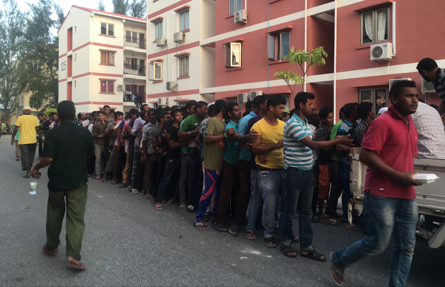 ބިދޭސީންތަކެއް ހުޅުމާލޭގައި: ބައެއް ފަހަރު ޖެހޭ މައްސަލަތައް ނުރައްކާތެރި މާރާމާރީއަށް ބަދަލުވޭ .-- ފައިލް ފޮޓޯ: ނިއުމަތުﷲ އިދުރީސް