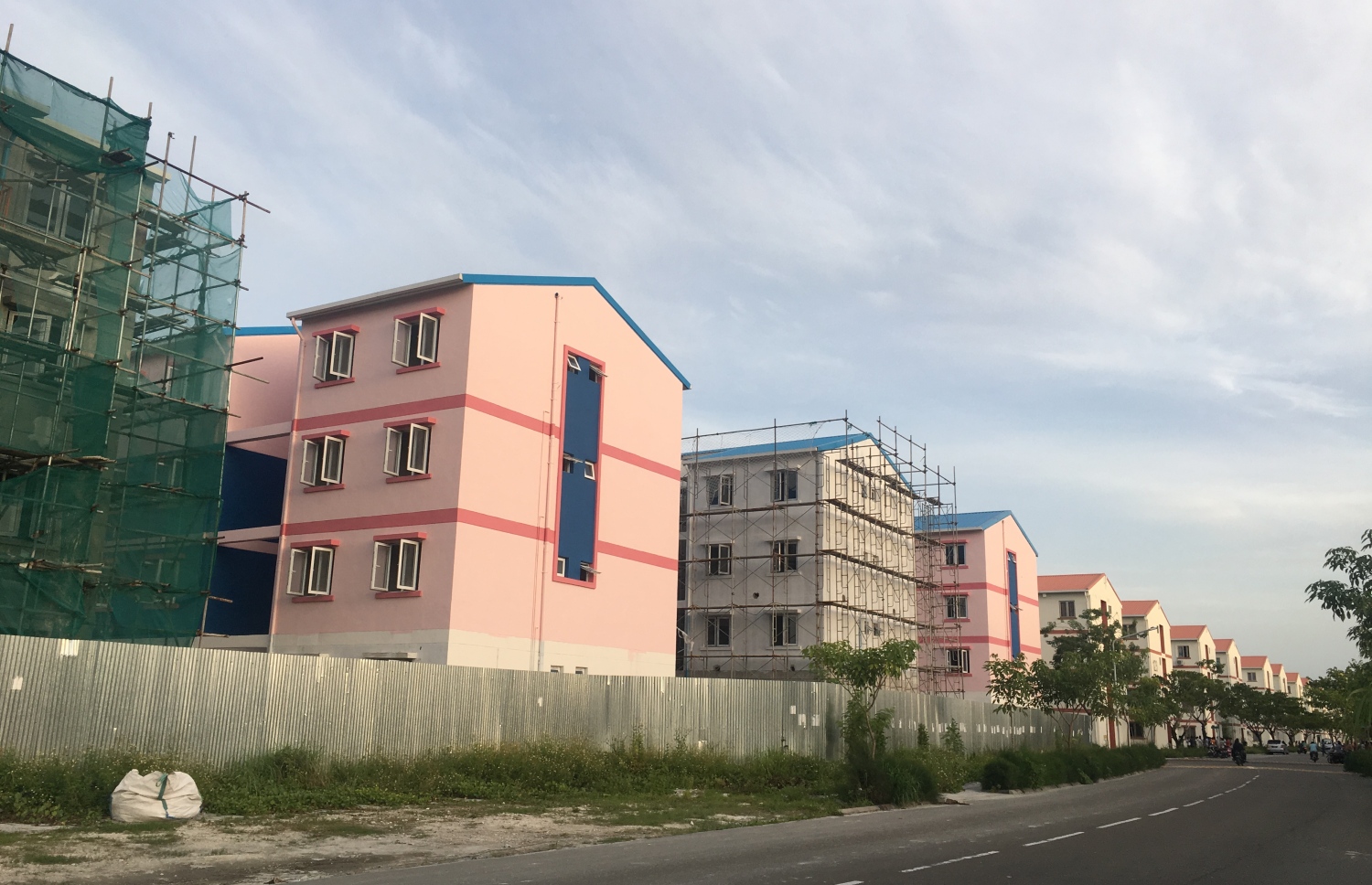 އަލަށް ދޫކުރި ބައެއް ފުލެޓްތައް. އެތަން ކުއްޔަށް ދޫކުރާ މައްސަލަ ބޮޑު. -- މިހާރު ފޮޓޯ