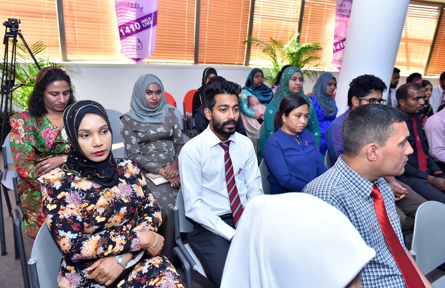 މާލެ: ޖޫން 26، 2016: ބައިނަލްއަޤްވާމީ ގޮތުން ފާހަގަކުރާ މަސްތުވާތަކެއްޗާއި ދެކޮޅަށް މަސައްކަތްކުރާ ދުވަހާ ގުޅިގެން ނޭޝަނަލް ޑްރަގް އެޖެންސީގެ ފަރާތުން ބޭއްވި ރަސްމީ ޖަލްސާގައި ނޭޝަނަލް ޑްރަގް ކައުންސިލްގެ މެމްބަރުންނާއި ނޭޝަނަލް ޑްރަގް އެޖެންސީގެ އެކި ފެންވަރުގެ މުވައްޒަފުން ބައިވެރިވަނީ.-- ރައީސް އޮފީސް