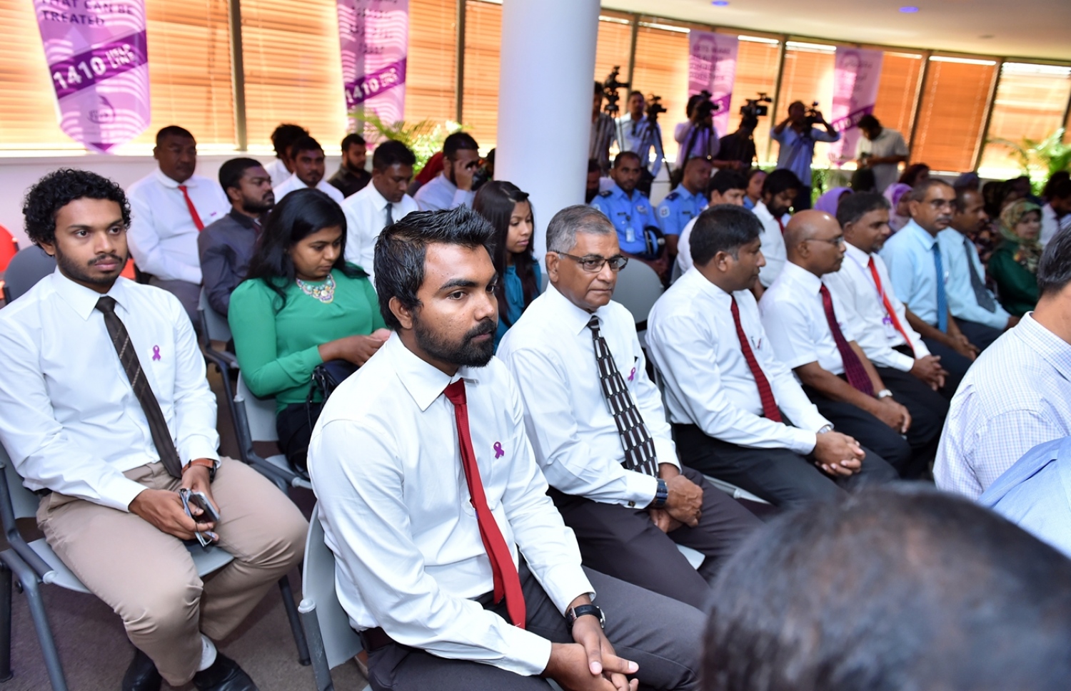 މާލެ: ޖޫން 26، 2016: ބައިނަލްއަޤްވާމީ ގޮތުން ފާހަގަކުރާ މަސްތުވާތަކެއްޗާއި ދެކޮޅަށް މަސައްކަތްކުރާ ދުވަހާ ގުޅިގެން ނޭޝަނަލް ޑްރަގް އެޖެންސީގެ ފަރާތުން ބޭއްވި ރަސްމީ ޖަލްސާގައި ނޭޝަނަލް ޑްރަގް ކައުންސިލްގެ މެމްބަރުންނާއި ނޭޝަނަލް ޑްރަގް އެޖެންސީގެ އެކި ފެންވަރުގެ މުވައްޒަފުން ބައިވެރިވަނީ.-- ރައީސް އޮފީސް