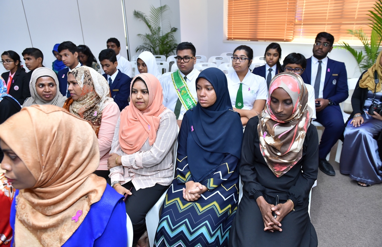 މާލެ: ޖޫން 26، 2016: ބައިނަލްއަޤްވާމީ ގޮތުން ފާހަގަކުރާ މަސްތުވާތަކެއްޗާއި ދެކޮޅަށް މަސައްކަތްކުރާ ދުވަހާ ގުޅިގެން ނޭޝަނަލް ޑްރަގް އެޖެންސީގެ ފަރާތުން ބޭއްވި ރަސްމީ ޖަލްސާގައި ނޭޝަނަލް ޑްރަގް ކައުންސިލްގެ މެމްބަރުންނާއި ނޭޝަނަލް ޑްރަގް އެޖެންސީގެ އެކި ފެންވަރުގެ މުވައްޒަފުން ބައިވެރިވަނީ.-- ރައީސް އޮފީސް