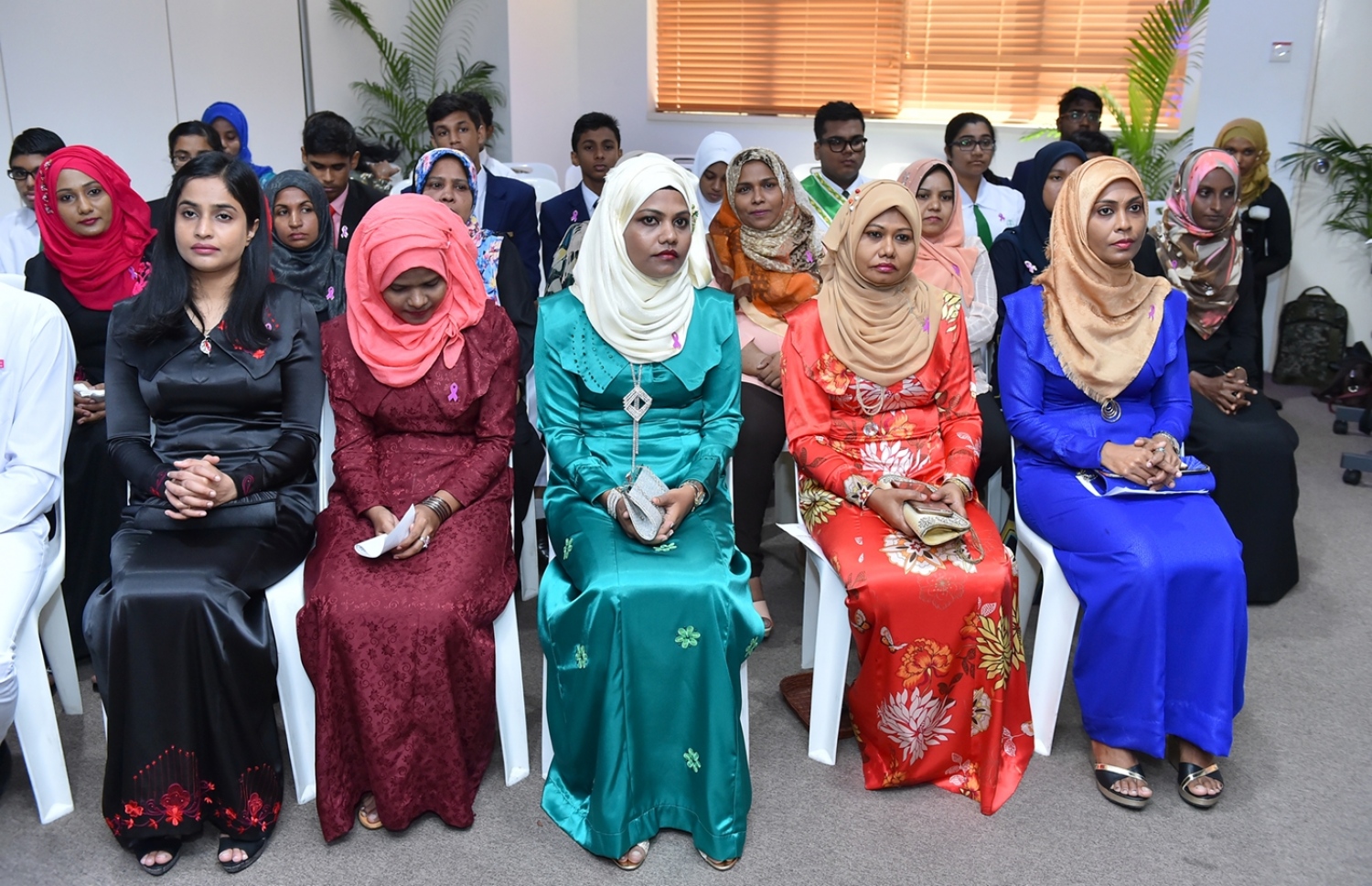 މާލެ: ޖޫން 26، 2016: ބައިނަލްއަޤްވާމީ ގޮތުން ފާހަގަކުރާ މަސްތުވާތަކެއްޗާއި ދެކޮޅަށް މަސައްކަތްކުރާ ދުވަހާ ގުޅިގެން ނޭޝަނަލް ޑްރަގް އެޖެންސީގެ ފަރާތުން ބޭއްވި ރަސްމީ ޖަލްސާގައި ނޭޝަނަލް ޑްރަގް ކައުންސިލްގެ މެމްބަރުންނާއި ނޭޝަނަލް ޑްރަގް އެޖެންސީގެ އެކި ފެންވަރުގެ މުވައްޒަފުން ބައިވެރިވަނީ.-- ރައީސް އޮފީސް