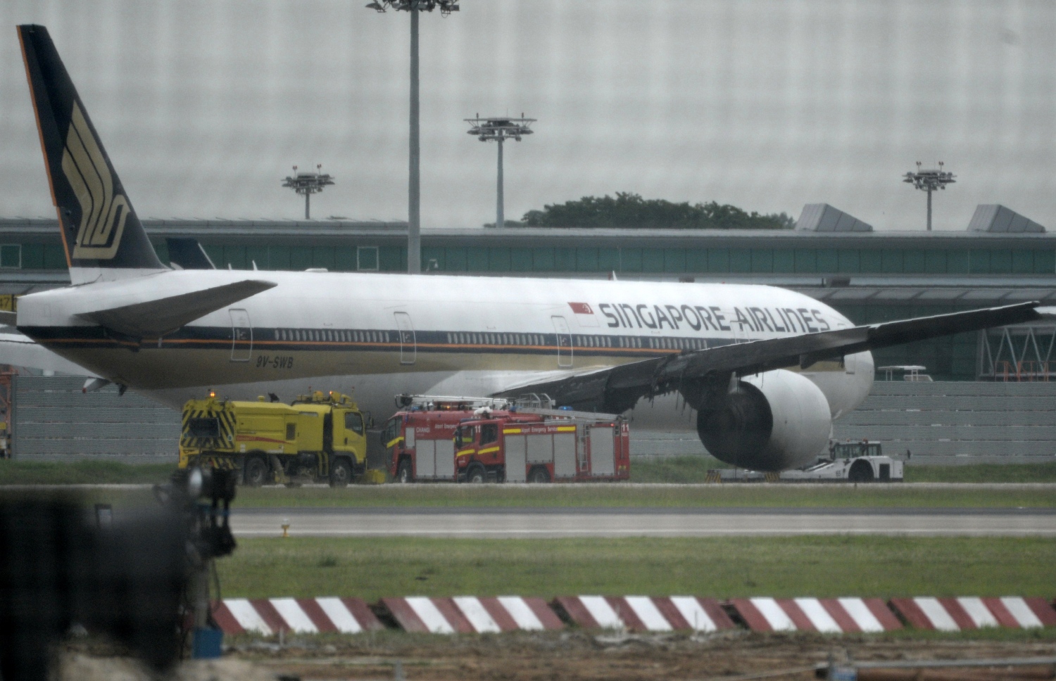 އިމަޖެންސީގައި ޖެއްސި ސިންގަޕޫރު އެއާލައިންސްގެ ބޯޓުގެ ފިޔަގަނޑުގައި އަލިފާން ރޯވެ އަނދާފައި. --ފޮޓޯ:އޭއެފްޕީ