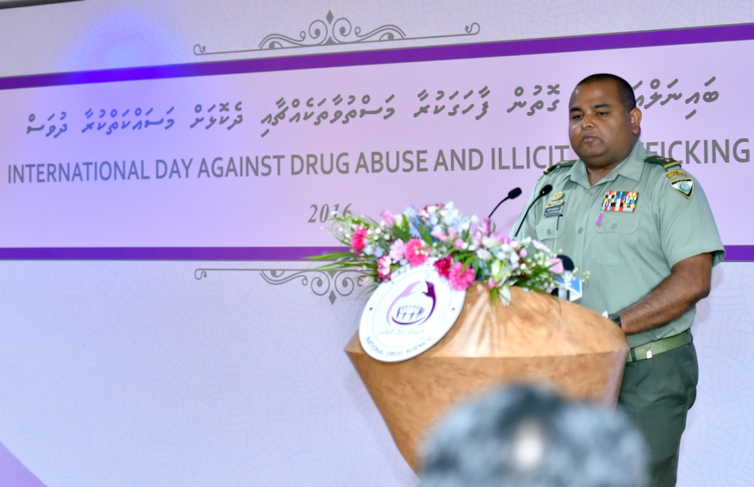 މާލެ: ޖޫން 26، 2016: ބައިނަލްއަޤްވާމީ ގޮތުން ފާހަގަކުރާ މަސްތުވާތަކެއްޗާއި ދެކޮޅަށް މަސައްކަތްކުރާ ދުވަހާ ގުޅިގެން ނޭޝަނަލް ޑްރަގް އެޖެންސީގެ ފަރާތުން ބޭއްވި ރަސްމީ ޖަލްސާގައި ނޭޝަނަލް ޑްރަގް އެޖެންސީގެ ބޯޑުގެ ޗެއާޕާސަން ލެފްޓިނަންޓް ކާނަލް ޑރ. އަހްމަދު ޝާހިދު މުހައްމަދު ވާހަކަ ދައްކަވަނީ.-- ރައީސް އޮފީސް