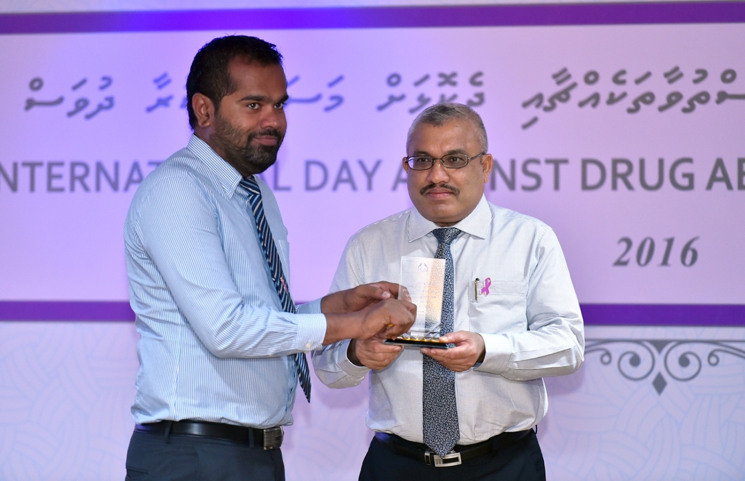 މާލެ: ޖޫން 26، 2016: ބައިނަލްއަޤްވާމީ ގޮތުން ފާހަގަކުރާ މަސްތުވާތަކެއްޗާއި ދެކޮޅަށް މަސައްކަތްކުރާ ދުވަހާ ގުޅިގެން ނޭޝަނަލް ޑްރަގް އެޖެންސީގެ ފަރާތުން ބޭއްވި ރަސްމީ ޖަލްސާގައި ނައިބު ރައީސް އަބްދުﷲ ޖިހާދު(ކ) މީހަކަށް ހަނދާނީ ފިލައެއް ދެއްވަނީ.-- ރައީސް އޮފީސް