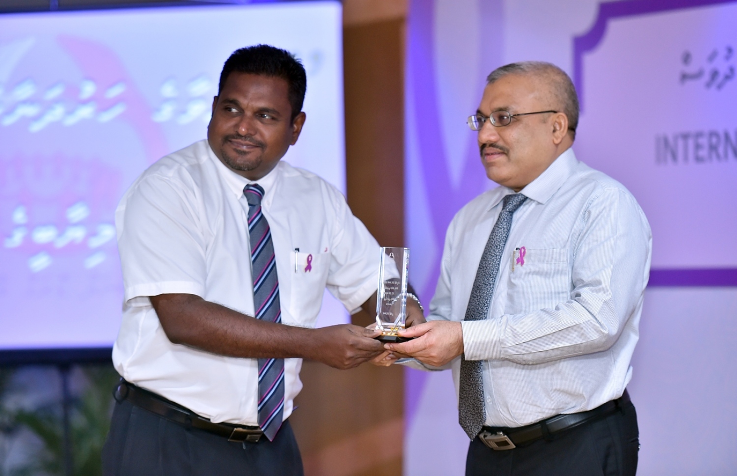 މާލެ: ޖޫން 26، 2016: ބައިނަލްއަޤްވާމީ ގޮތުން ފާހަގަކުރާ މަސްތުވާތަކެއްޗާއި ދެކޮޅަށް މަސައްކަތްކުރާ ދުވަހާ ގުޅިގެން ނޭޝަނަލް ޑްރަގް އެޖެންސީގެ ފަރާތުން ބޭއްވި ރަސްމީ ޖަލްސާގައި ނައިބު ރައީސް އަބްދުﷲ ޖިހާދު(ކ) މީހަކަށް ހަނދާނީ ފިލައެއް ދެއްވަނީ.-- ރައީސް އޮފީސް