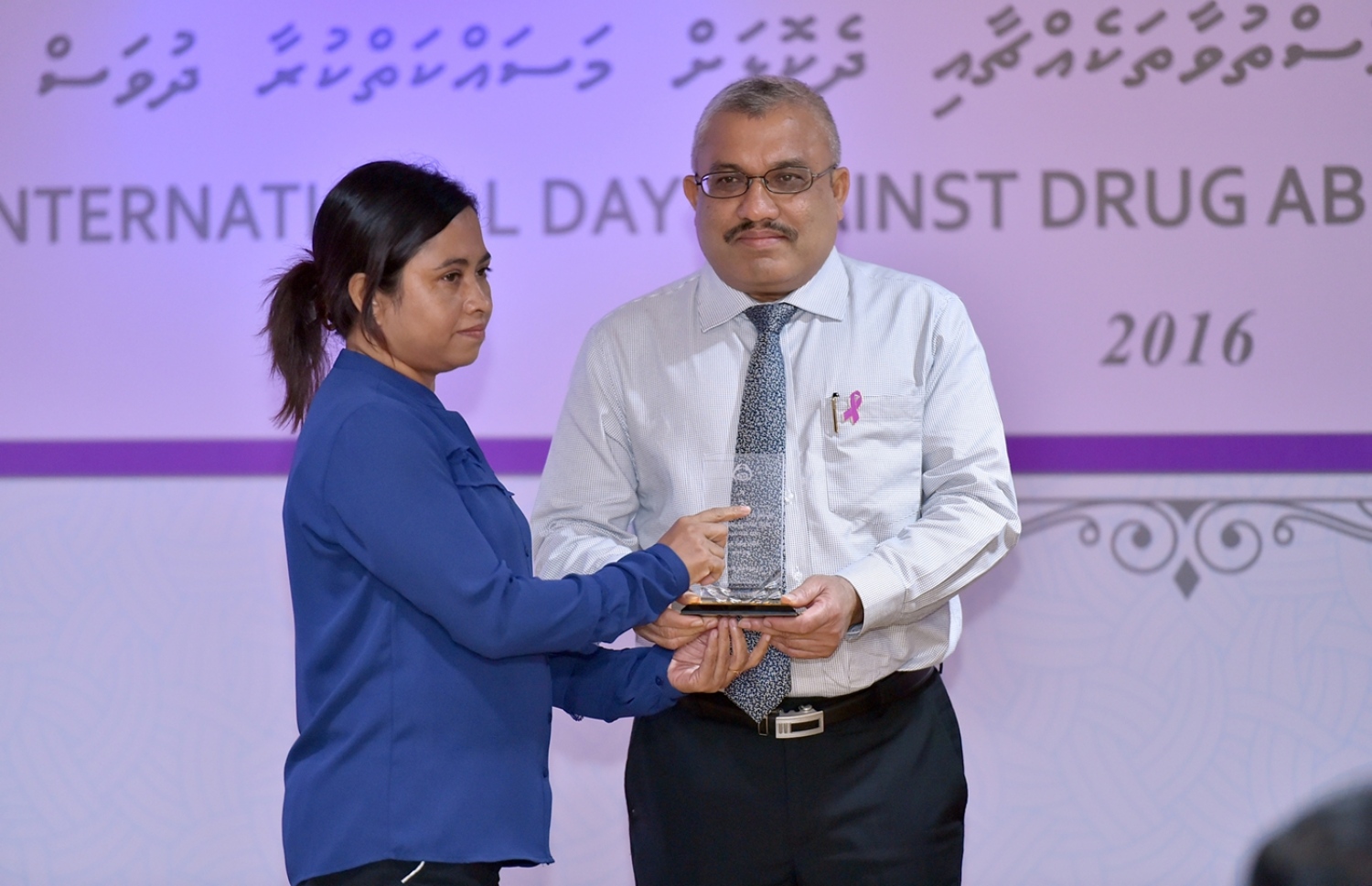 މާލެ: ޖޫން 26، 2016: ބައިނަލްއަޤްވާމީ ގޮތުން ފާހަގަކުރާ މަސްތުވާތަކެއްޗާއި ދެކޮޅަށް މަސައްކަތްކުރާ ދުވަހާ ގުޅިގެން ނޭޝަނަލް ޑްރަގް އެޖެންސީގެ ފަރާތުން ބޭއްވި ރަސްމީ ޖަލްސާގައި ނައިބު ރައީސް އަބްދުﷲ ޖިހާދު(ކ) މީހަކަށް ހަނދާނީ ފިލައެއް ދެއްވަނީ.-- ރައީސް އޮފީސް