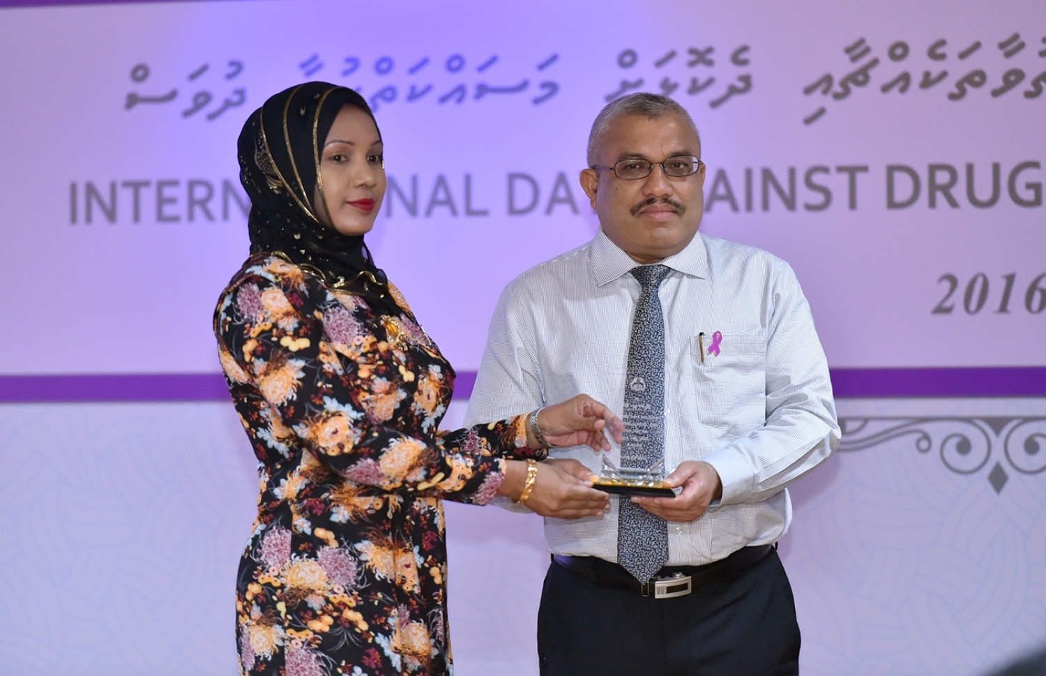 މާލެ: ޖޫން 26، 2016: ބައިނަލްއަޤްވާމީ ގޮތުން ފާހަގަކުރާ މަސްތުވާތަކެއްޗާއި ދެކޮޅަށް މަސައްކަތްކުރާ ދުވަހާ ގުޅިގެން ނޭޝަނަލް ޑްރަގް އެޖެންސީގެ ފަރާތުން ބޭއްވި ރަސްމީ ޖަލްސާގައި ނައިބު ރައީސް އަބްދުﷲ ޖިހާދު(ކ) މީހަކަށް ހަނދާނީ ފިލައެއް ދެއްވަނީ.-- ރައީސް އޮފީސް