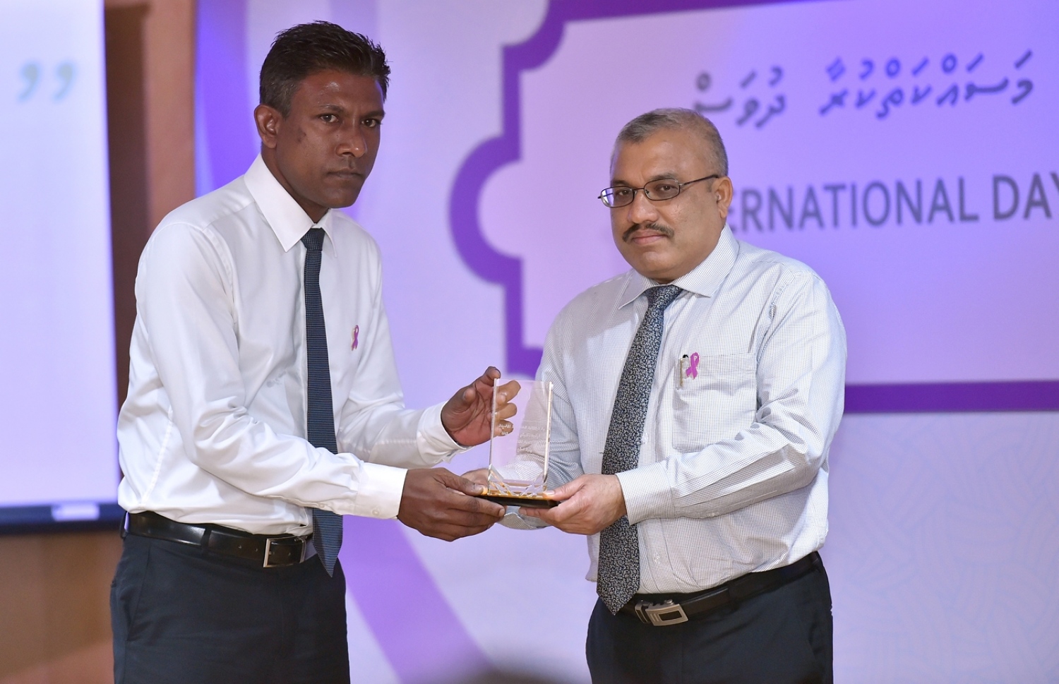 މާލެ: ޖޫން 26، 2016: ބައިނަލްއަޤްވާމީ ގޮތުން ފާހަގަކުރާ މަސްތުވާތަކެއްޗާއި ދެކޮޅަށް މަސައްކަތްކުރާ ދުވަހާ ގުޅިގެން ނޭޝަނަލް ޑްރަގް އެޖެންސީގެ ފަރާތުން ބޭއްވި ރަސްމީ ޖަލްސާގައި ނައިބު ރައީސް އަބްދުﷲ ޖިހާދު(ކ) މީހަކަށް ހަނދާނީ ފިލައެއް ދެއްވަނީ.-- ރައީސް އޮފީސް