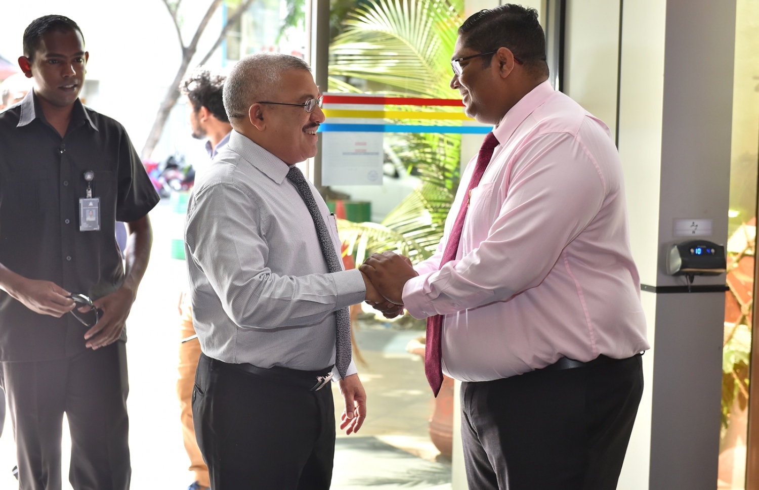 މާލެ: ޖޫން 26، 2016: ބައިނަލްއަޤްވާމީ ގޮތުން ފާހަގަކުރާ މަސްތުވާތަކެއްޗާއި ދެކޮޅަށް މަސައްކަތްކުރާ ދުވަހާ ގުޅިގެން ނޭޝަނަލް ޑްރަގް އެޖެންސީގެ ފަރާތުން ބޭއްވި ރަސްމީ ޖަލްސާގައި ބައިވެރިވުމަށް ވަޑައިގެން ނައިބު ރައީސް އަބްދުﷲ ޖިހާދު(ވ) އަދި ބަންޑާރަ ނައިބު މުހައްމަދު އަނިލް(ކ) އާ ސަލާމް ކުރައްވަނީ.-- ރައީސް އޮފީސް