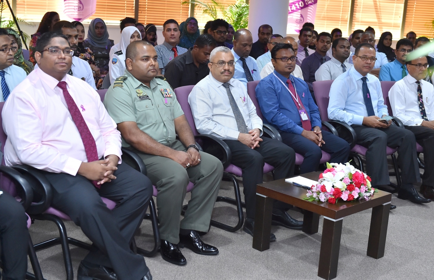 މާލެ: ޖޫން 26، 2016: ބައިނަލްއަޤްވާމީ ގޮތުން ފާހަގަކުރާ މަސްތުވާތަކެއްޗާއި ދެކޮޅަށް މަސައްކަތްކުރާ ދުވަހާ ގުޅިގެން ނޭޝަނަލް ޑްރަގް އެޖެންސީގެ ފަރާތުން ބޭއްވި ރަސްމީ ޖަލްސާގައި ނައިބު ރައީސް އަބްދުﷲ ޖިހާދު(މ) އަދި ސަރުކާރުގެ އިސްވެރިން ބައިވެރިވެ ވަޑައިގަންނަވަނީ: ރައީސް އޮފީސް