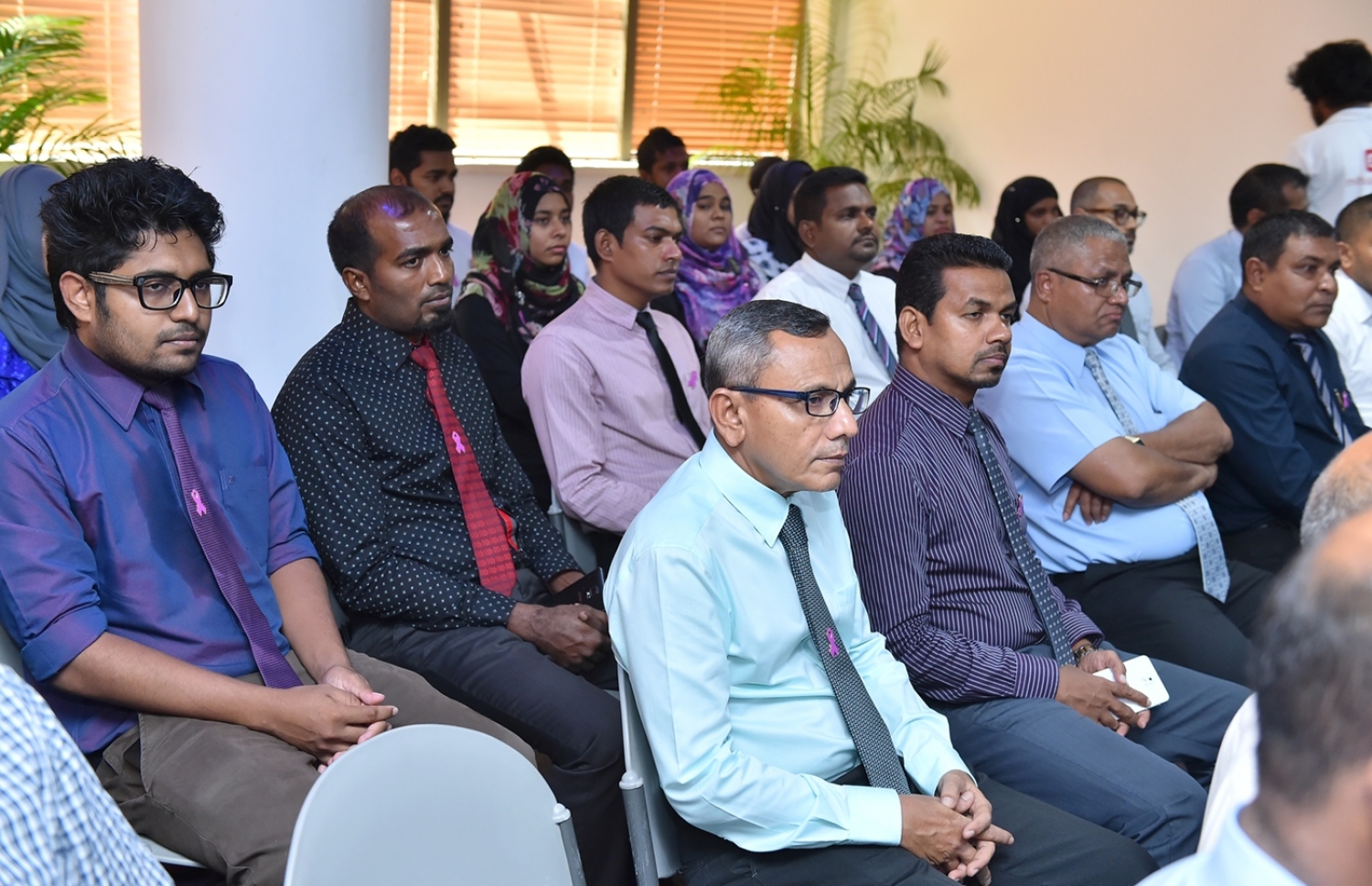 މާލެ: ޖޫން 26، 2016: ބައިނަލްއަޤްވާމީ ގޮތުން ފާހަގަކުރާ މަސްތުވާތަކެއްޗާއި ދެކޮޅަށް މަސައްކަތްކުރާ ދުވަހާ ގުޅިގެން ނޭޝަނަލް ޑްރަގް އެޖެންސީގެ ފަރާތުން ބޭއްވި ރަސްމީ ޖަލްސާގައި ސަރުކާރުގެ އެކި މުއައްސަސާތަކުގެ އިސްވެރިންނާއި މުވައްޒަފުން ބައިވެރިވަނީ.-- ފޮޓޯ: ރައީސް އޮފީސް