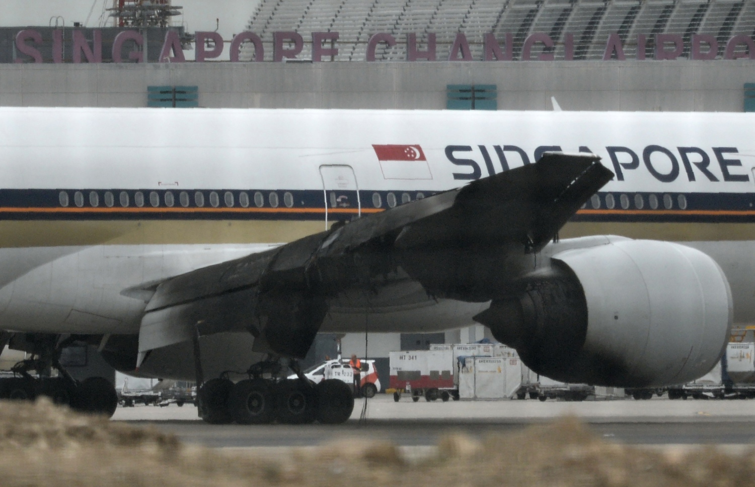 އިމަޖެންސީގައި ޖެއްސި ސިންގަޕޫރު އެއާލައިންސްގެ ބޯޓުގެ ފިޔަގަނޑުގައި އަލިފާން ރޯވެ އަނދާފައި. --ފޮޓޯ:އޭއެފްޕީ