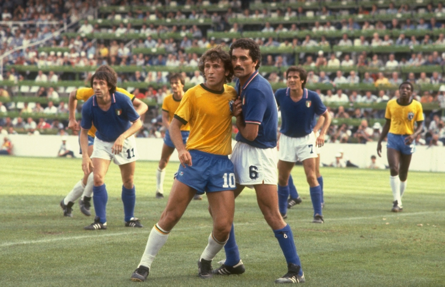 1982 ވަނަ އަހަރުގެ ވޯލްޑް ކަޕުގައި ބްރެޒިލުގެ ޒިކޯ (ވ) މާކްކޮށްގެން އިޓަލީގެ ޖެންޓިލޭ ކުޅެނީ.